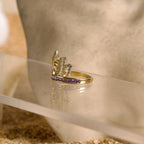 Anillo de 15 años de Corona con piedras moradas 14K