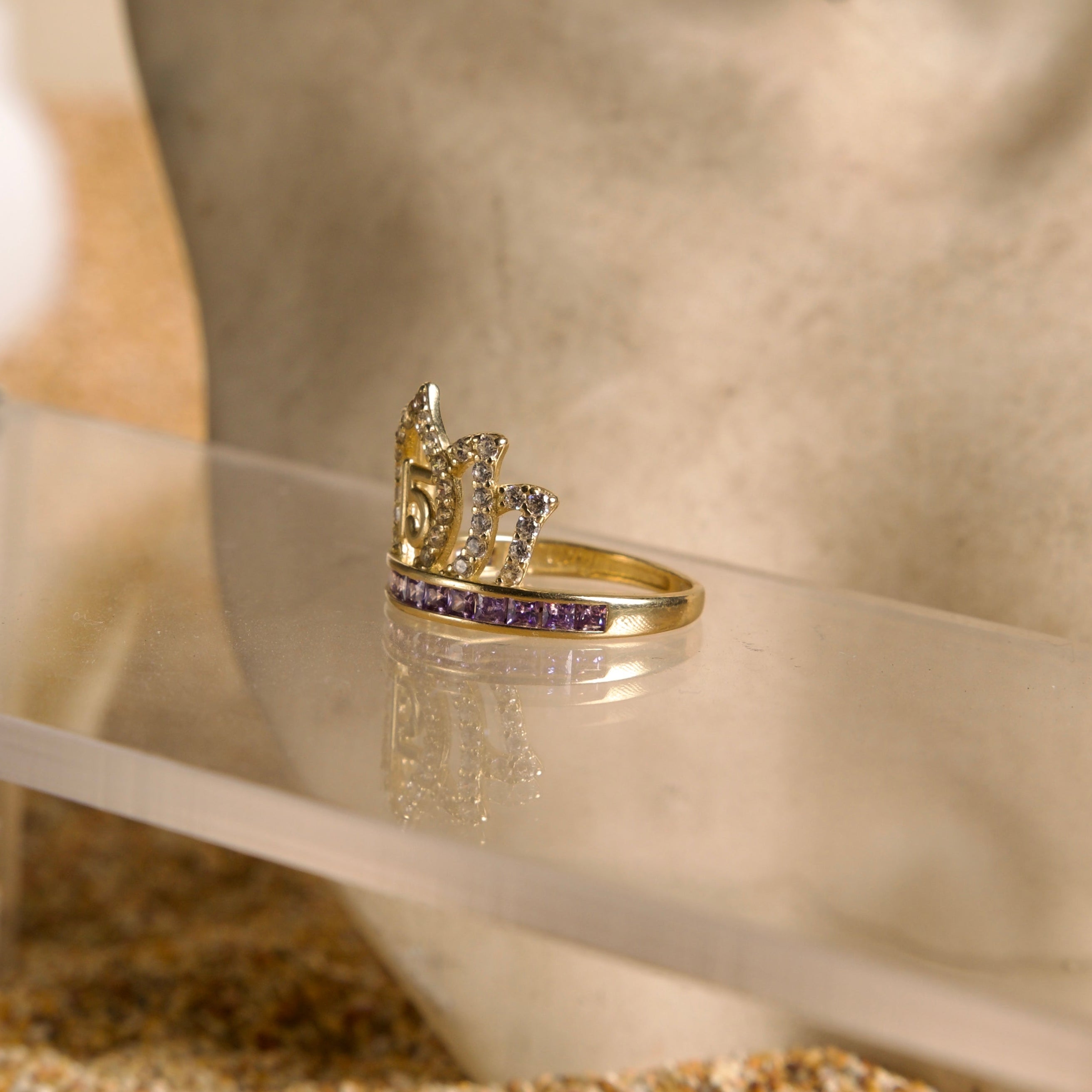 Anillo de 15 años de Corona con piedras moradas 14K