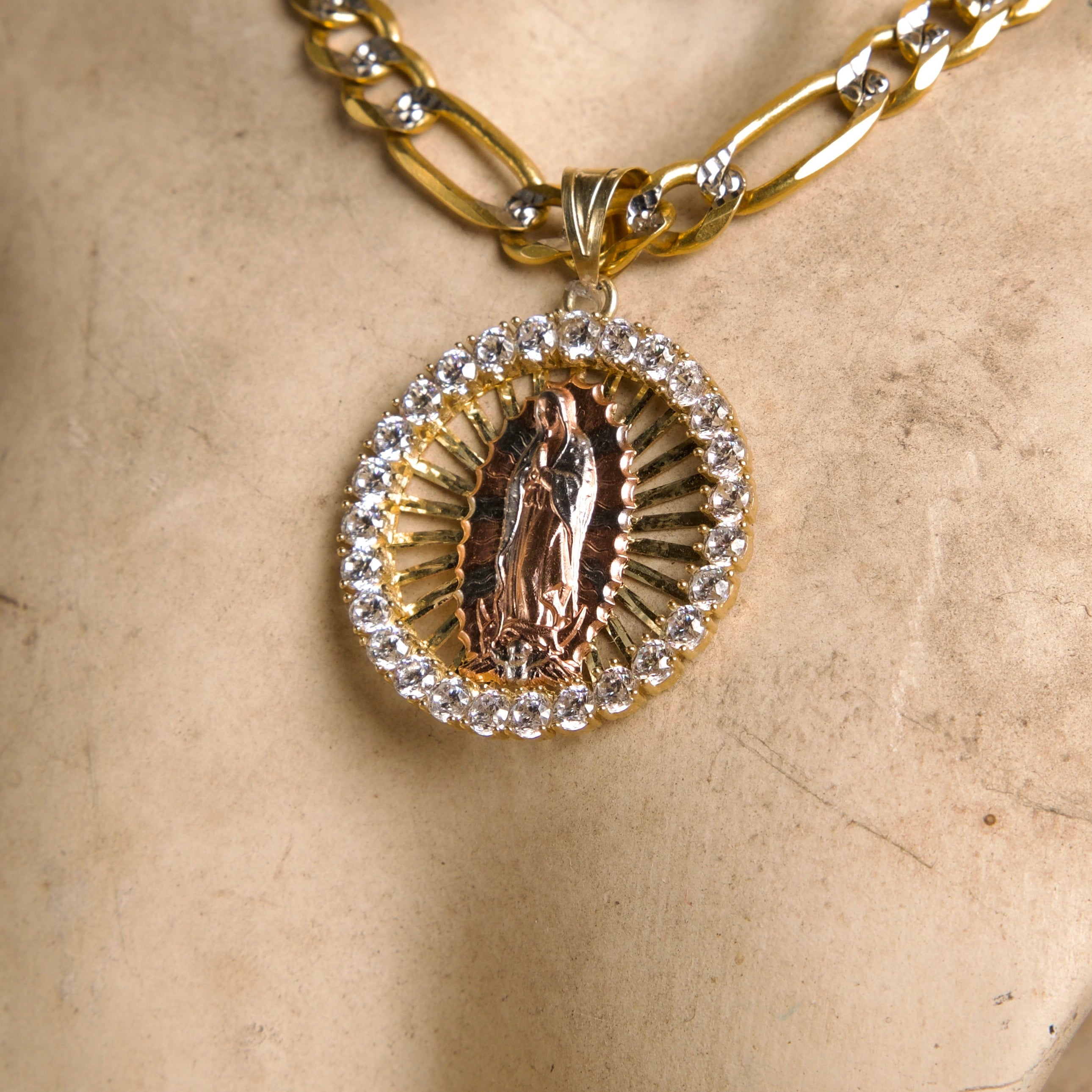 Dije Circular Virgen de Guadalupe 3 oros 10K