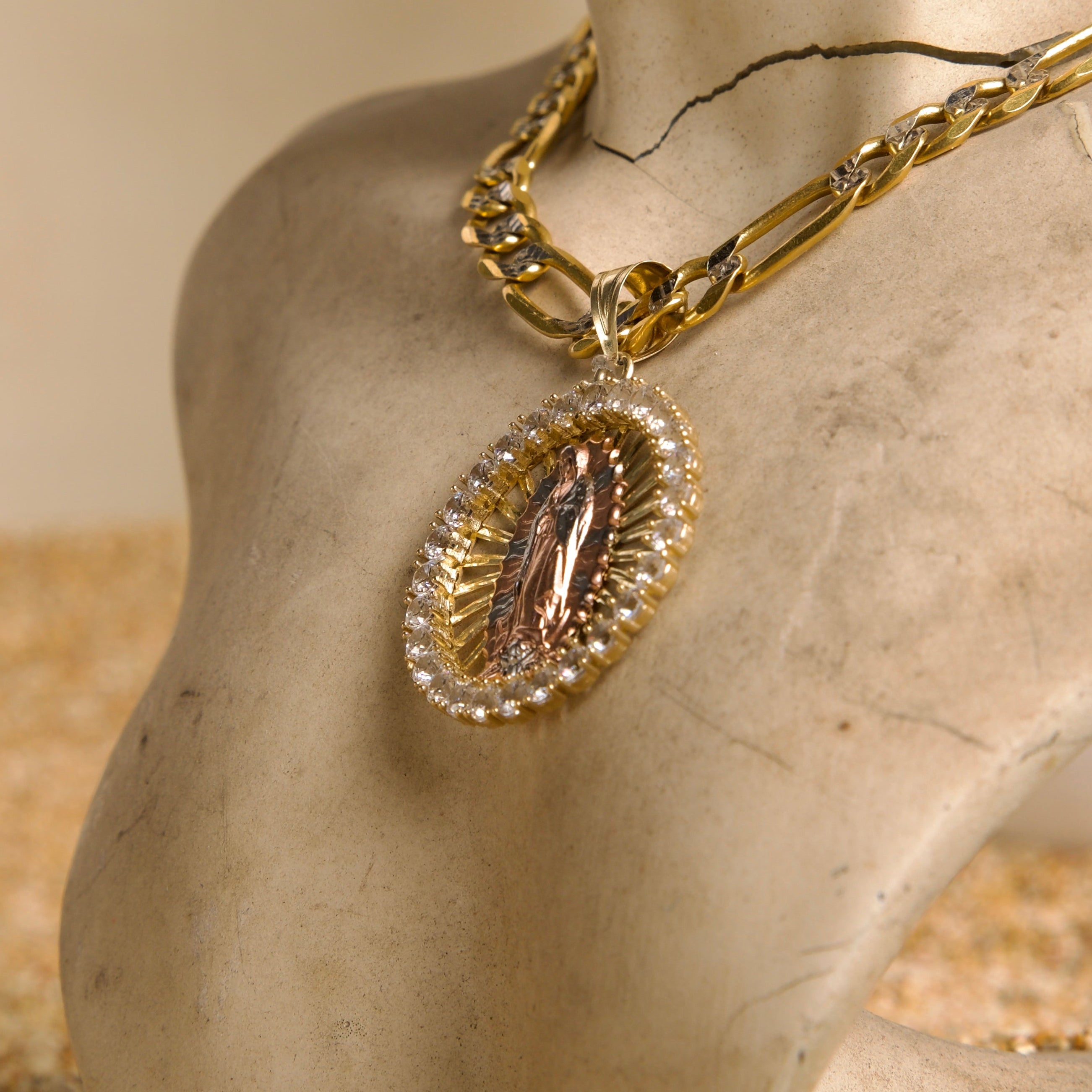 Dije Circular Virgen de Guadalupe 3 oros 10K