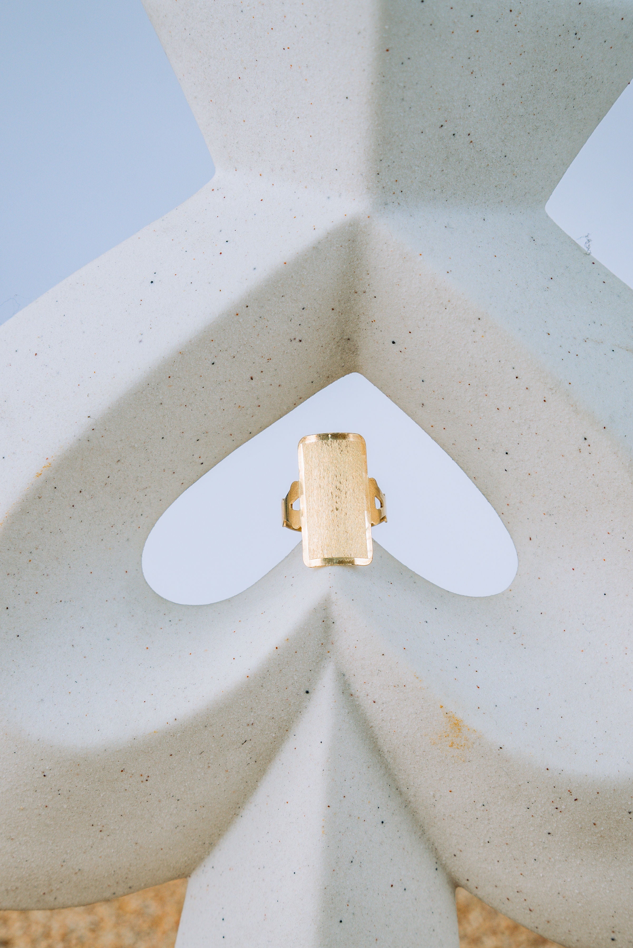 Anillo de plaquita rectangular 10K