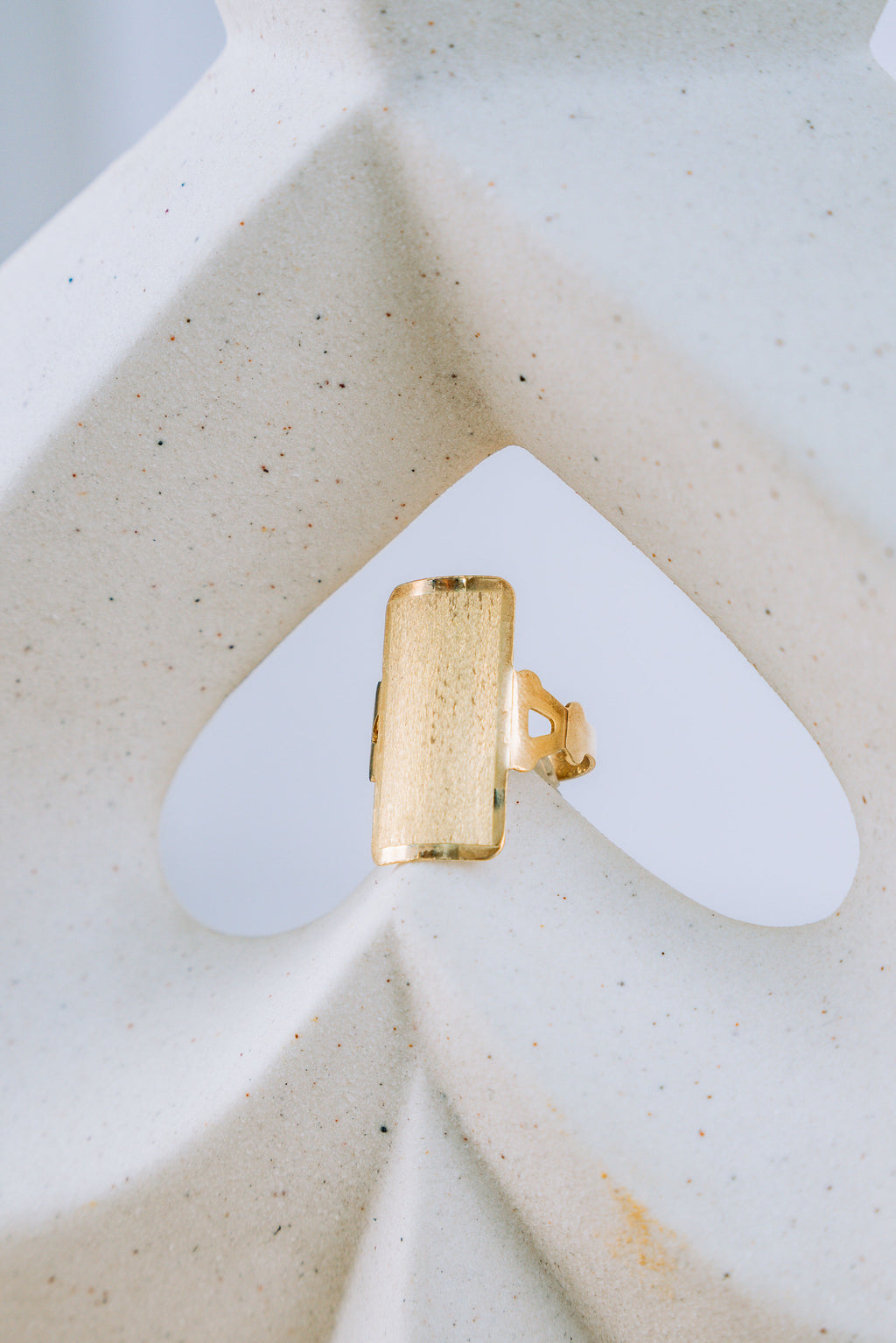 Anillo de plaquita rectangular 10K