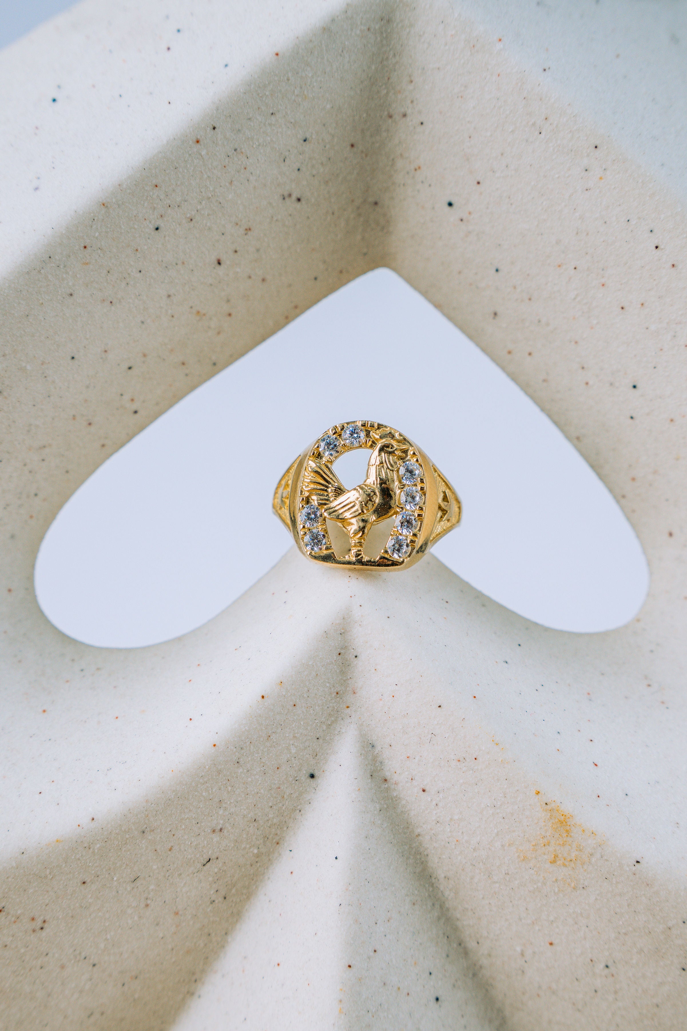 Anillo de herraje con gallo 10K