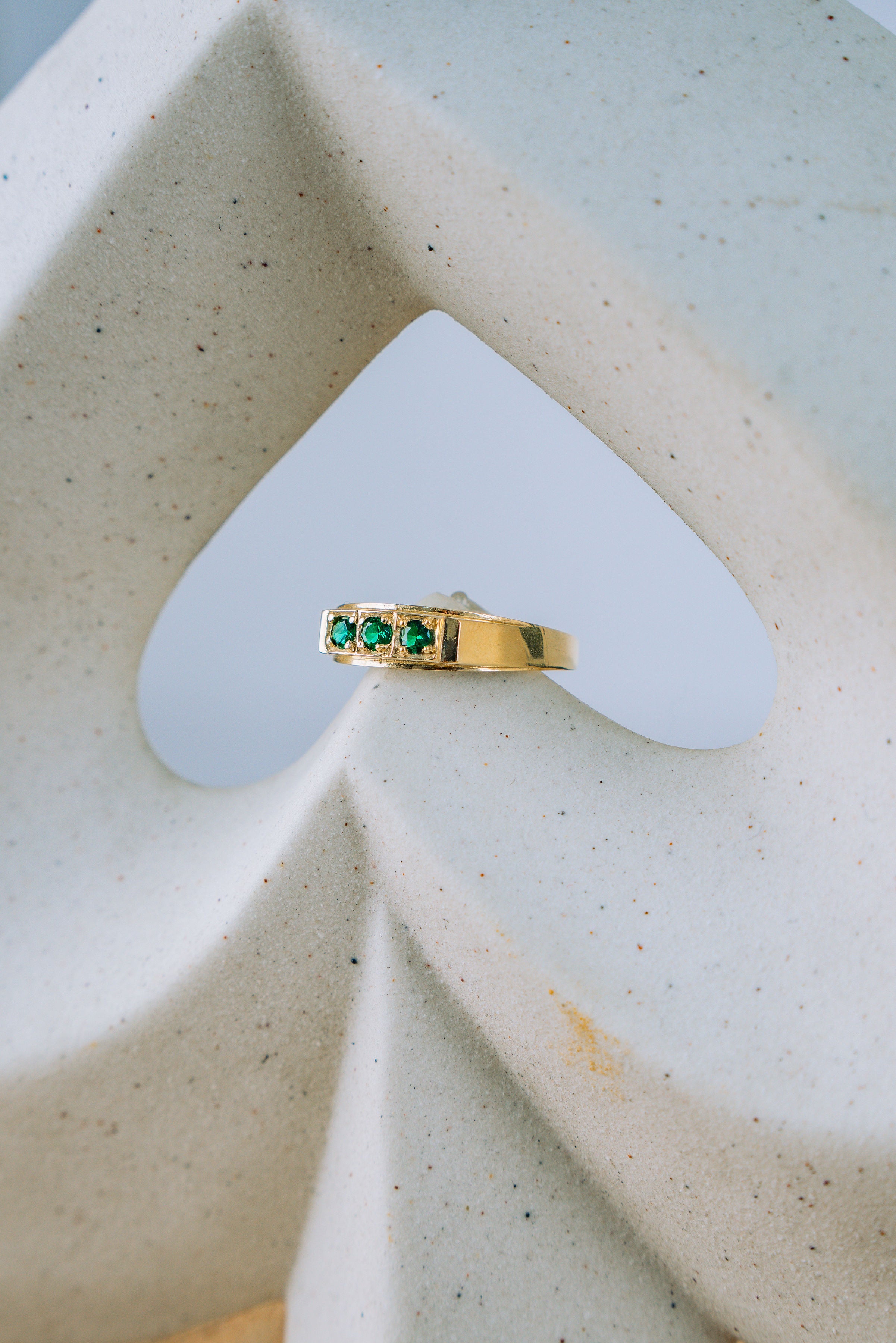 Anillo para caballero piedras verdes 10K