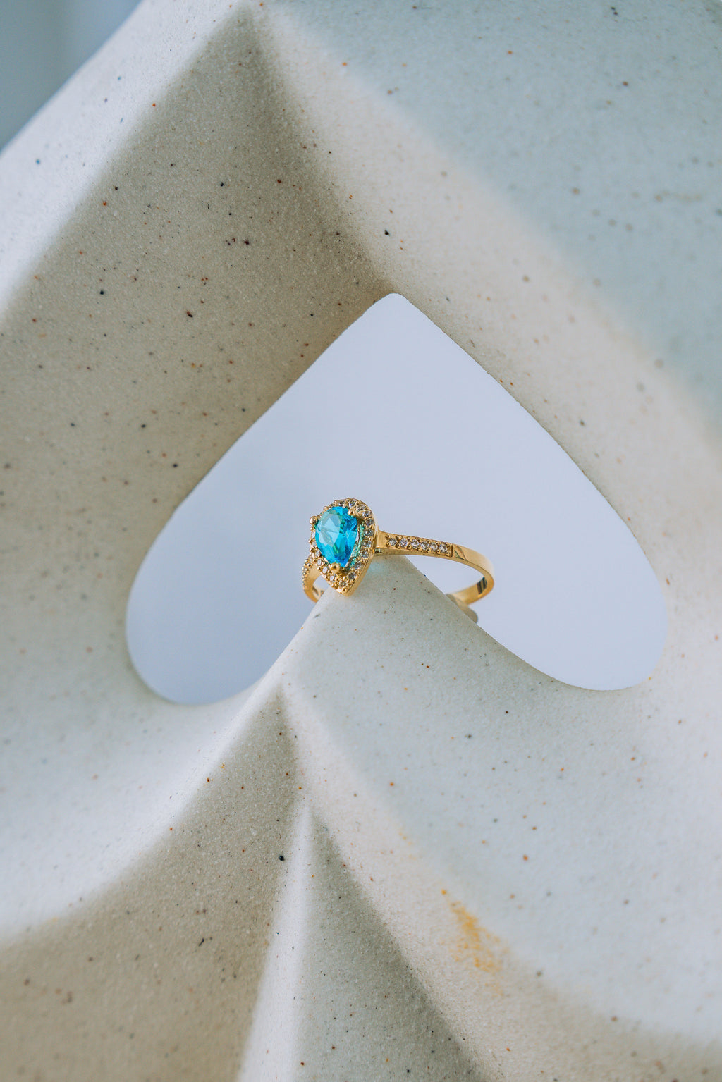 Anillo con gota celeste 10K