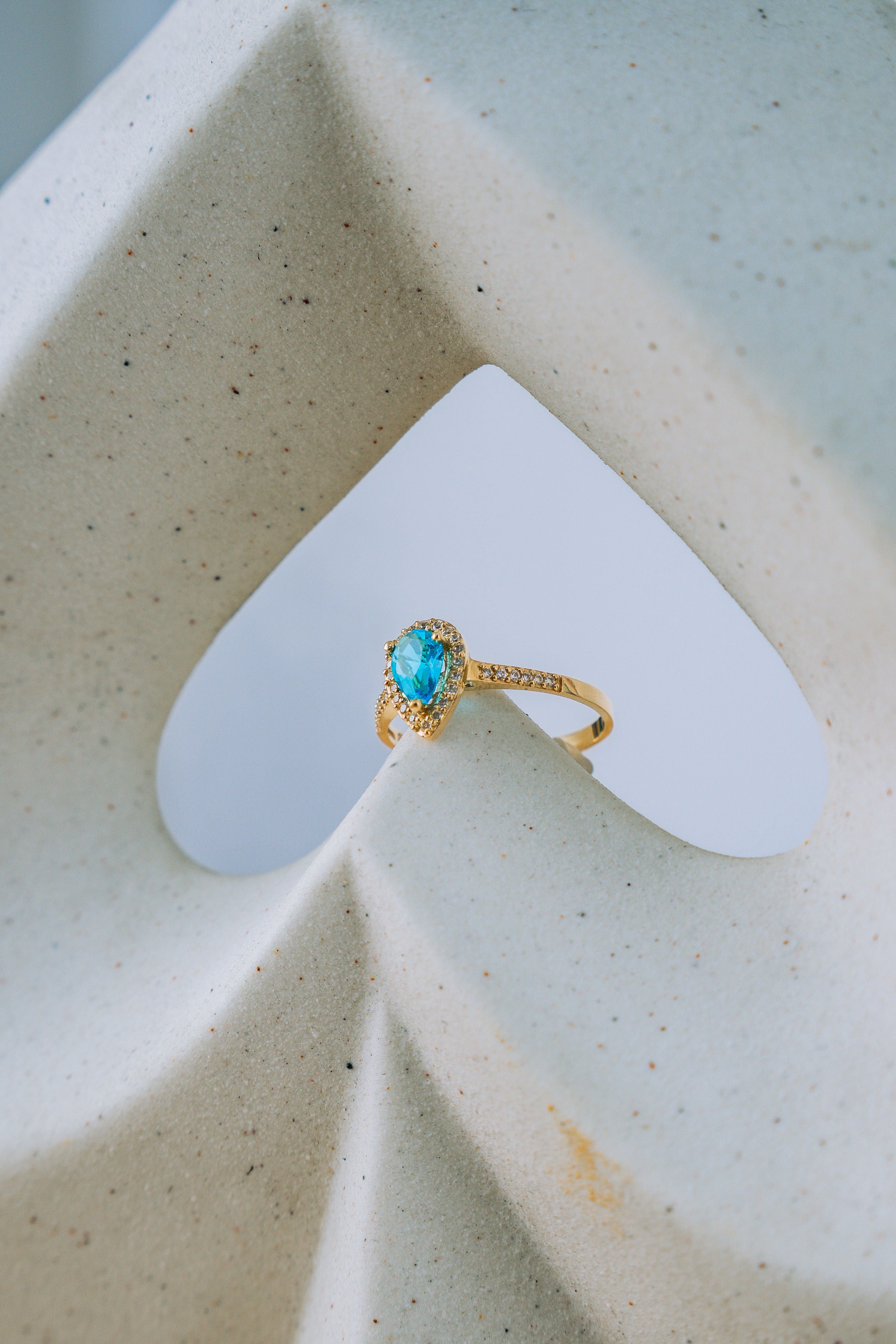 Anillo con gota celeste 10K