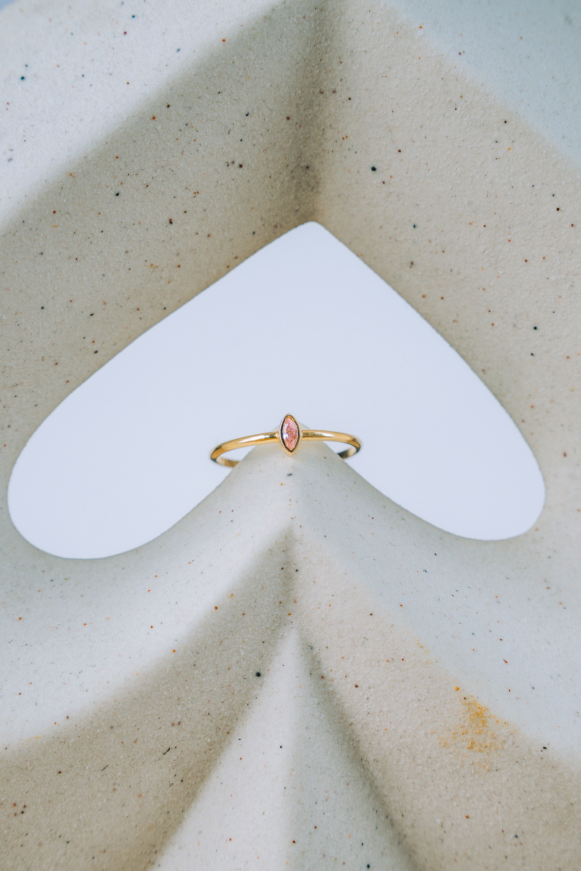 Anillo minimalista piedra rosada 10K