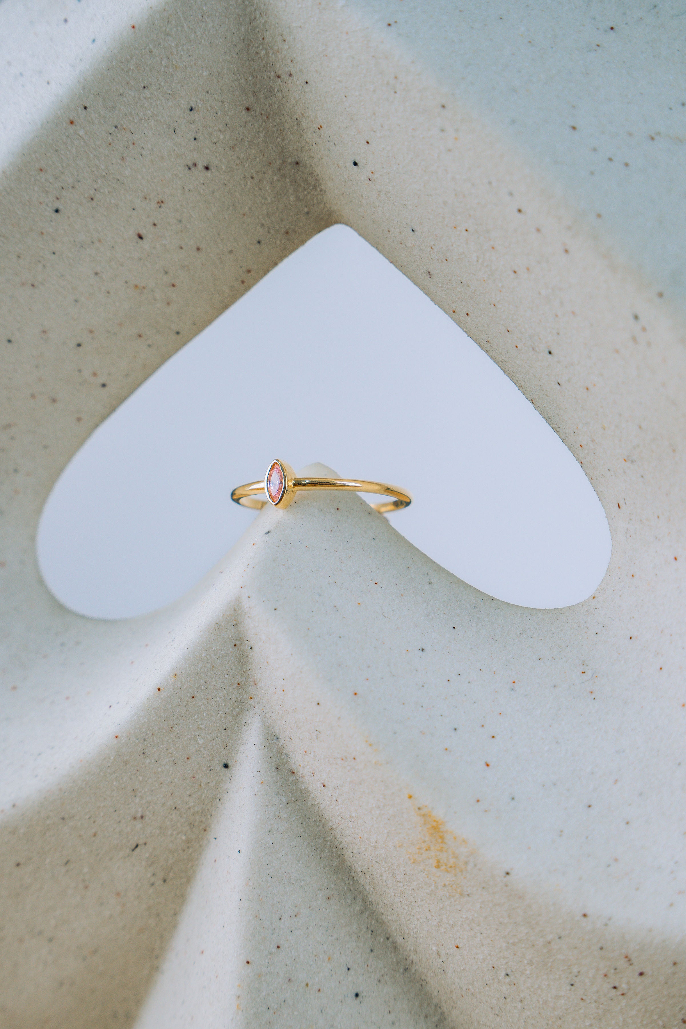 Anillo minimalista piedra rosada 10K