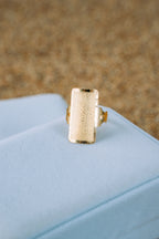 Anillo de plaquita rectangular 10K