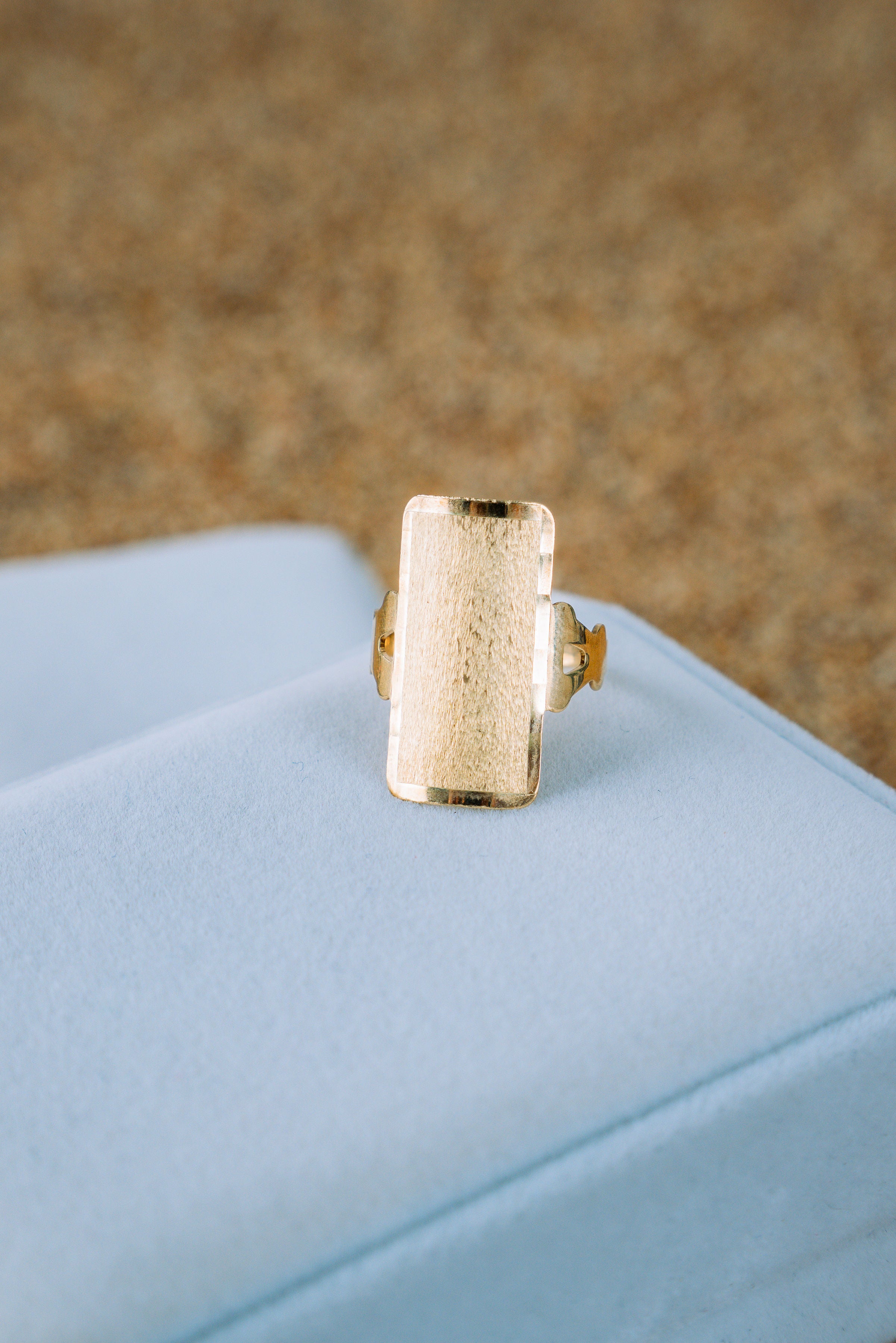 Anillo de plaquita rectangular 10K