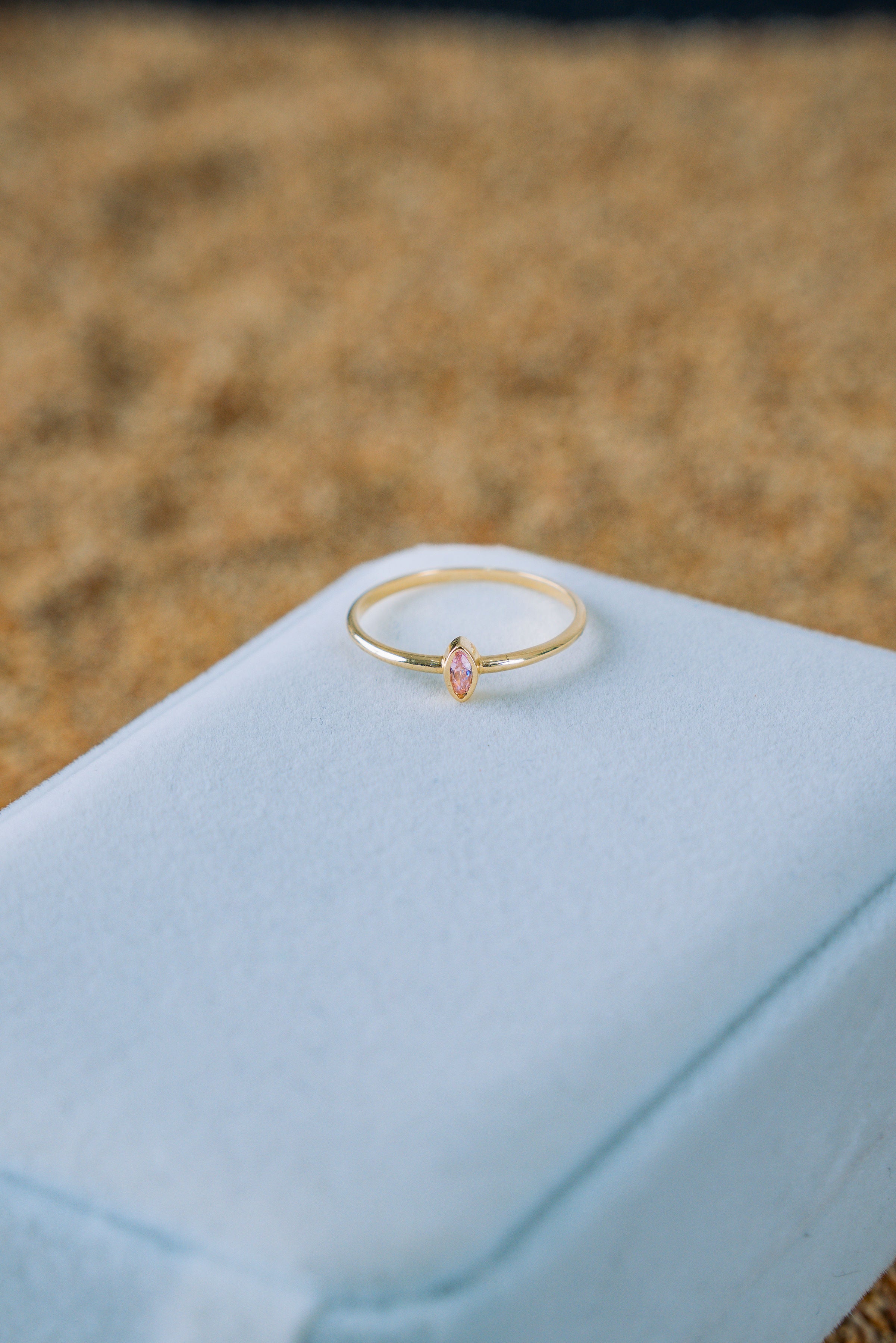 Anillo minimalista piedra rosada 10K