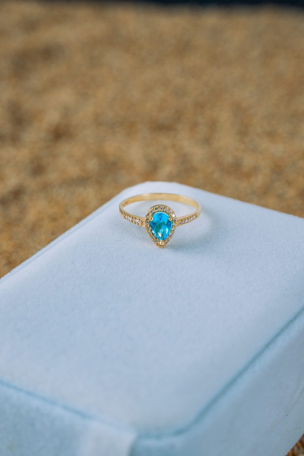 Anillo con gota celeste 10K