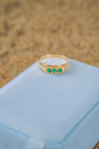 Anillo para caballero piedras verdes 10K