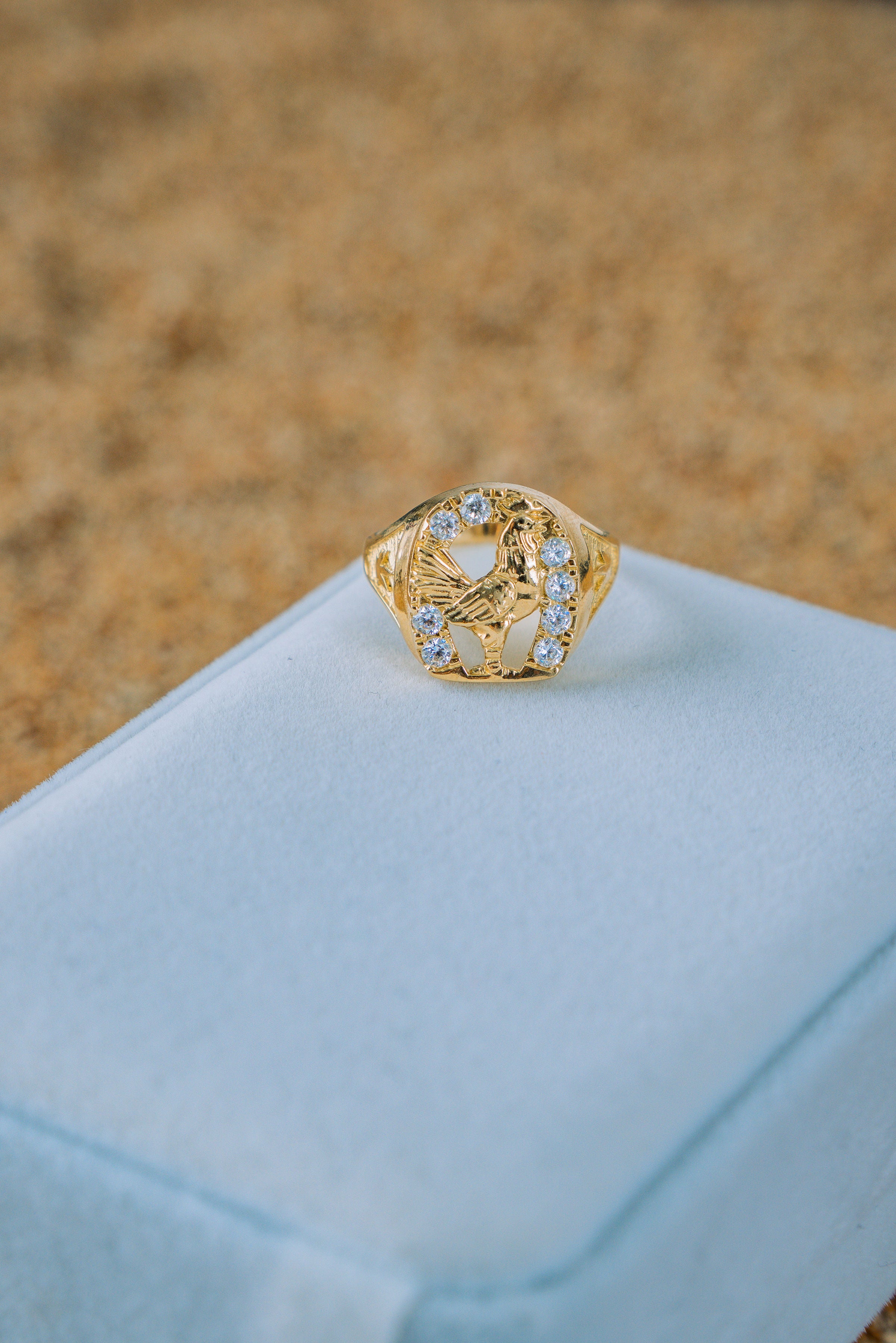 Anillo de herraje con gallo 10K