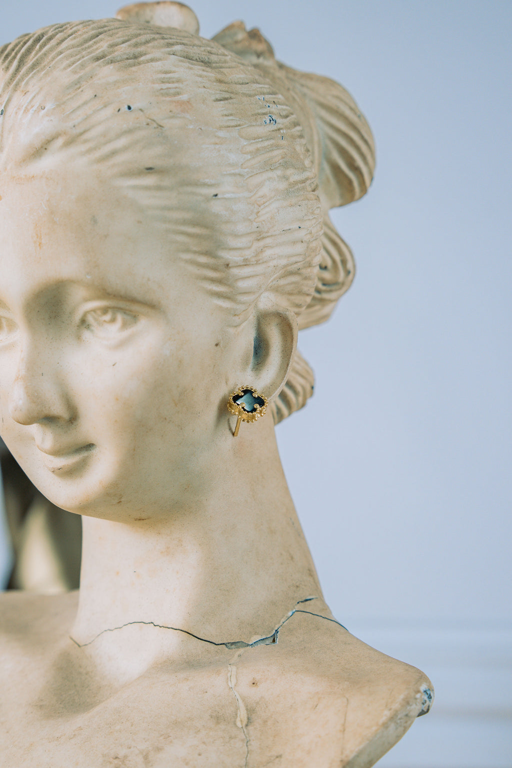 Aretes pegados de trebol color negro 10K