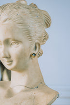 Aretes pegados de trebol color negro 10K