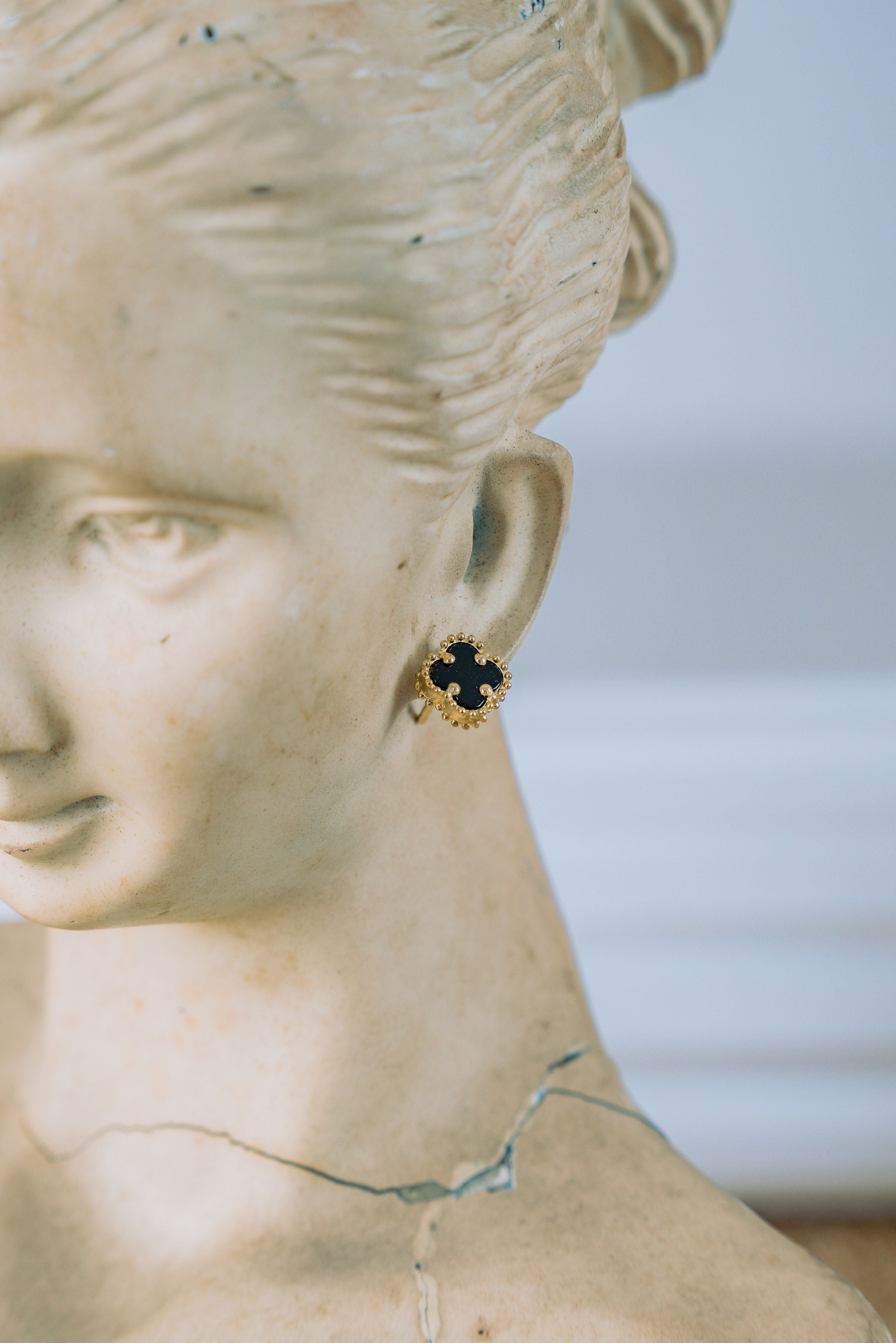Aretes pegados de trebol color negro 10K