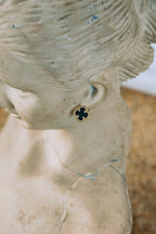 Aretes pegados de trebol color negro 10K
