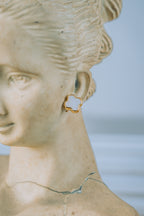 Aretes pegados de trebol blanco 10K