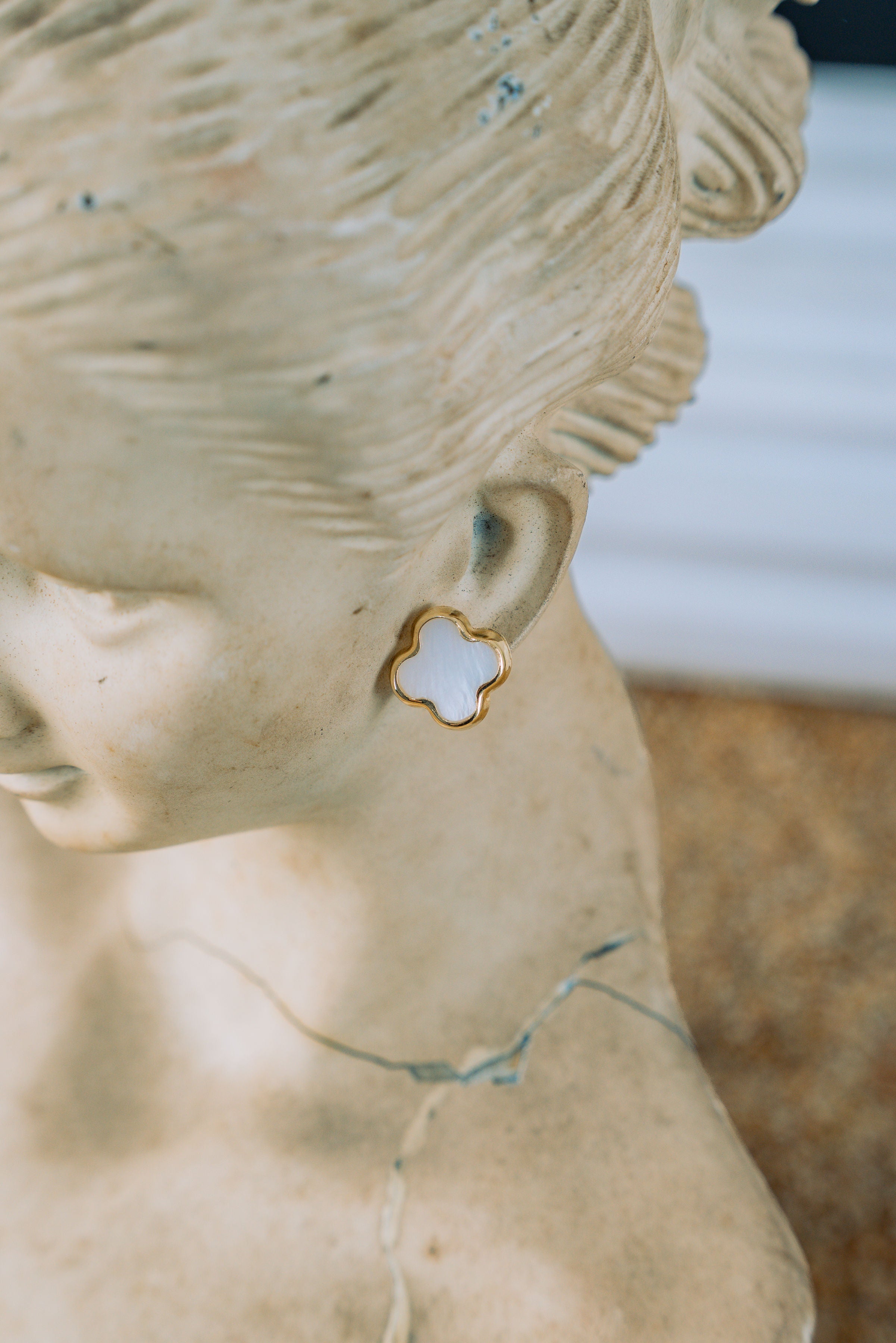 Aretes pegados de trebol blanco 10K