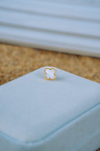 Aretes pegados de trebol blanco 10K