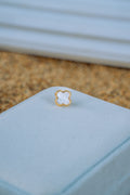 Aretes pegados de trebol blanco 10K