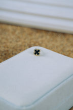 Aretes pegados de trebol color negro 10K