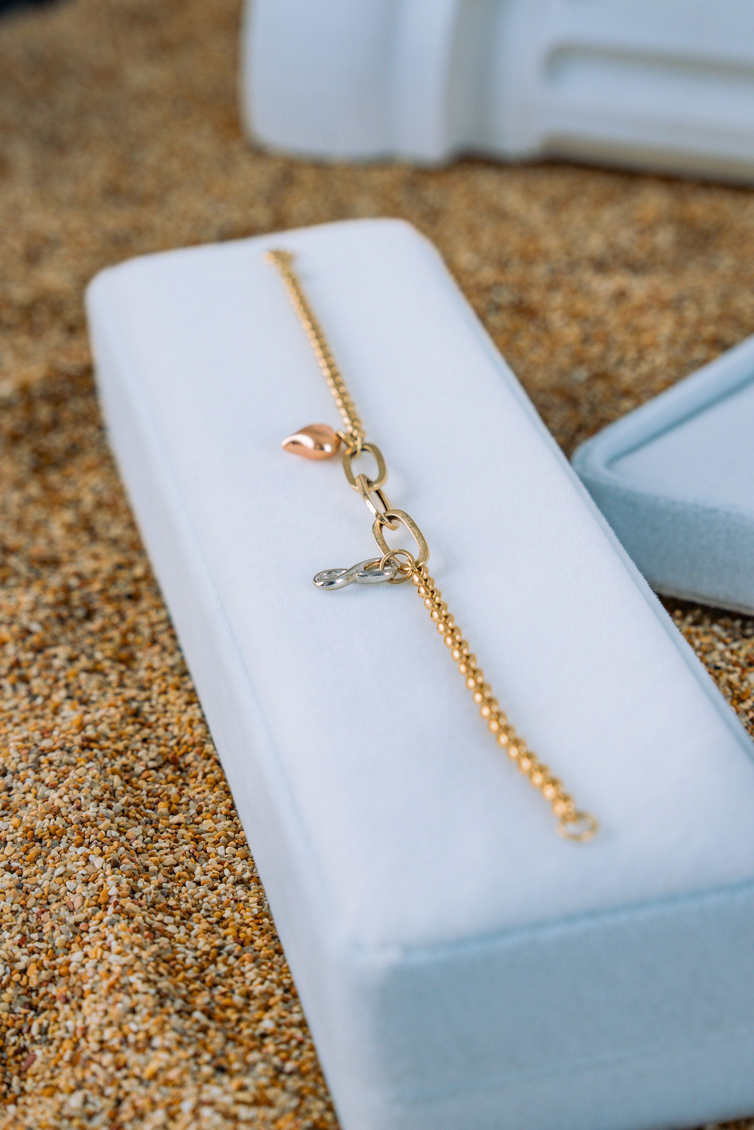 Pulsera vacía con dije infinito y corazón 3 oros 10K