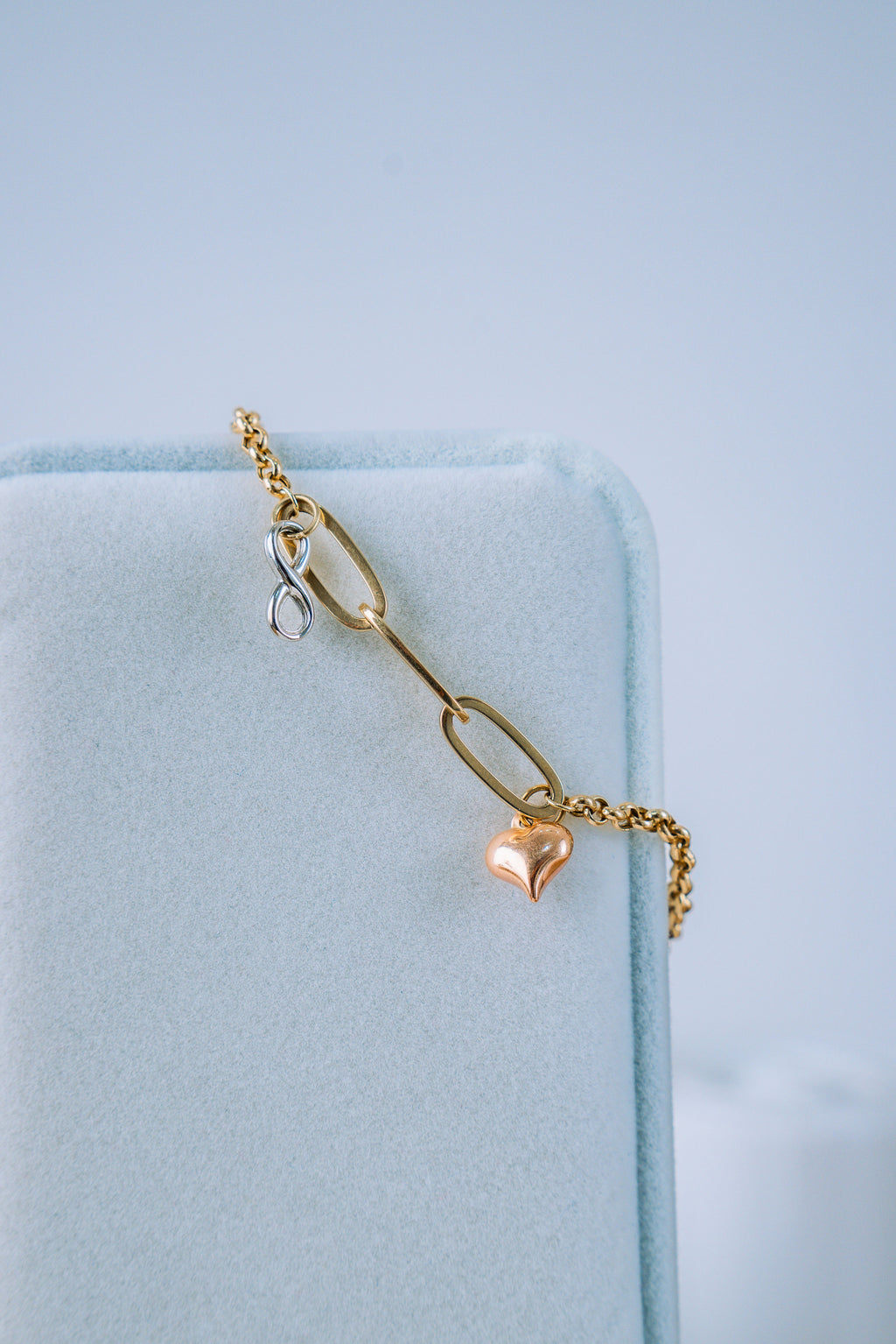 Pulsera vacía con dije infinito y corazón 3 oros 10K