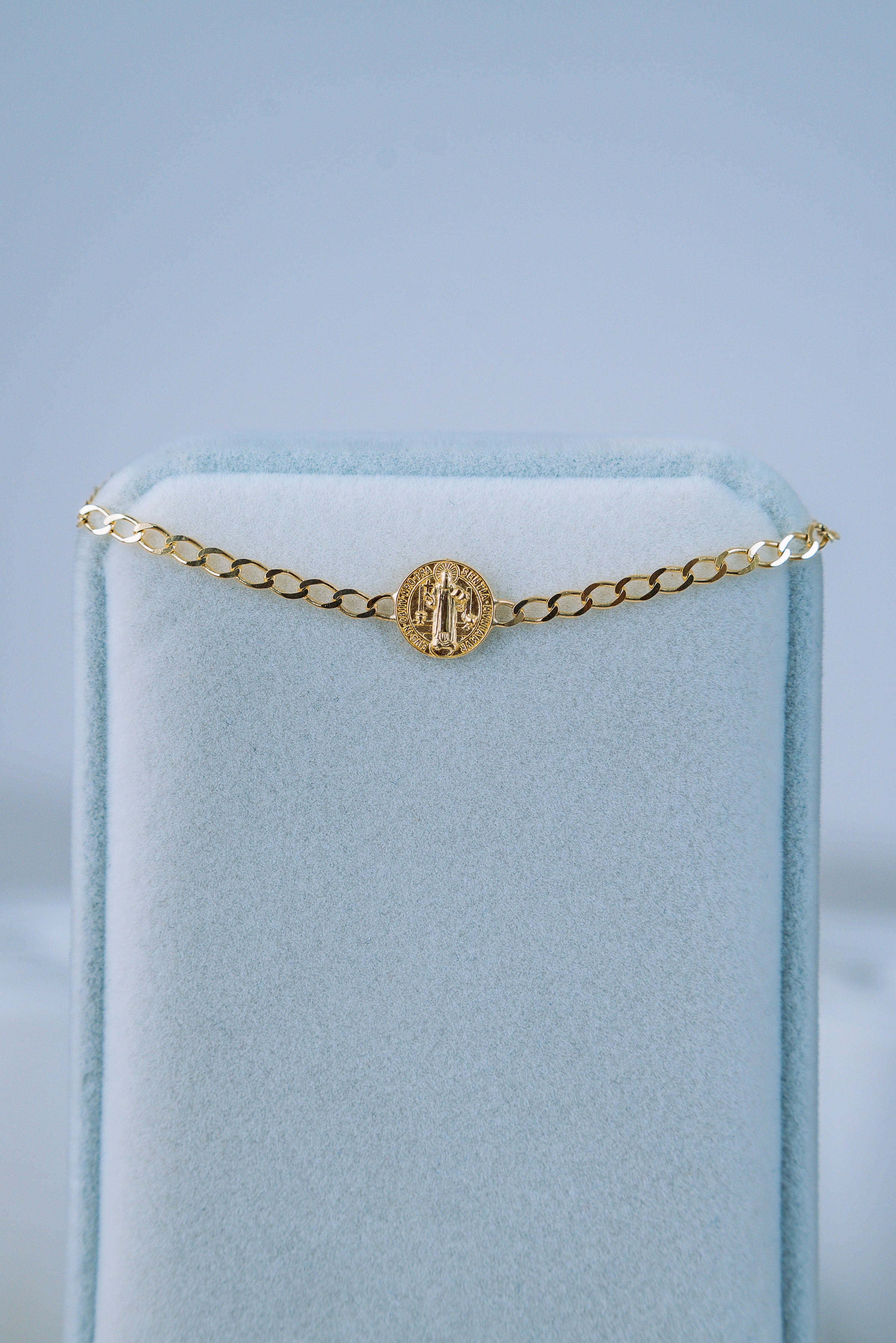 Pulsera cubana con medalla San Benito 10K