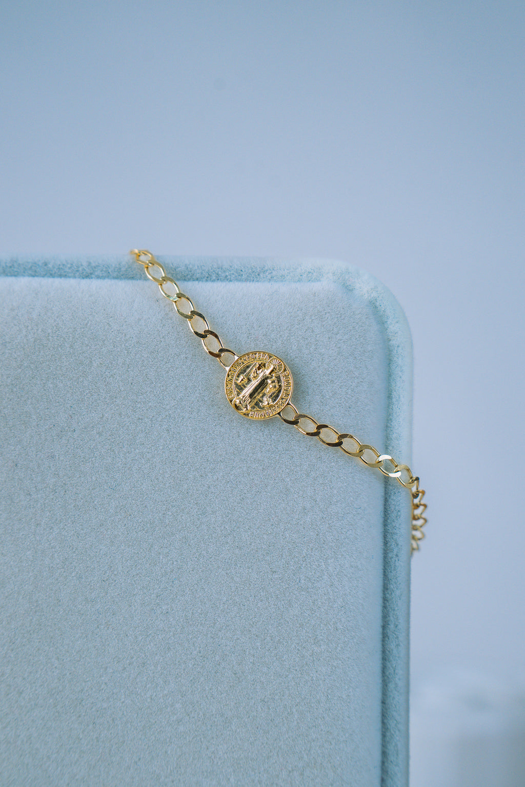 Pulsera cubana con medalla San Benito 10K