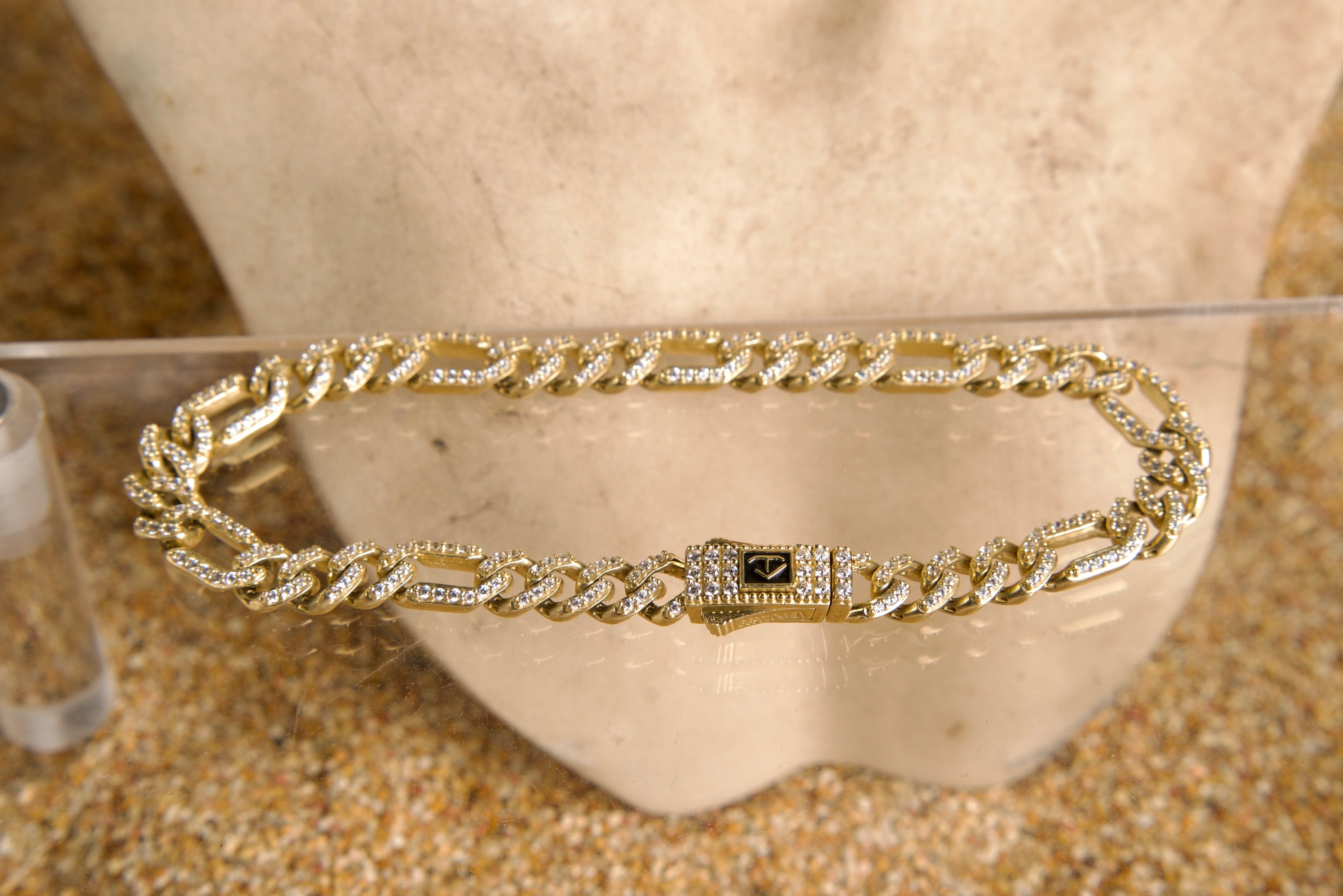 Pulso estilo Cartier con zirconias 10K