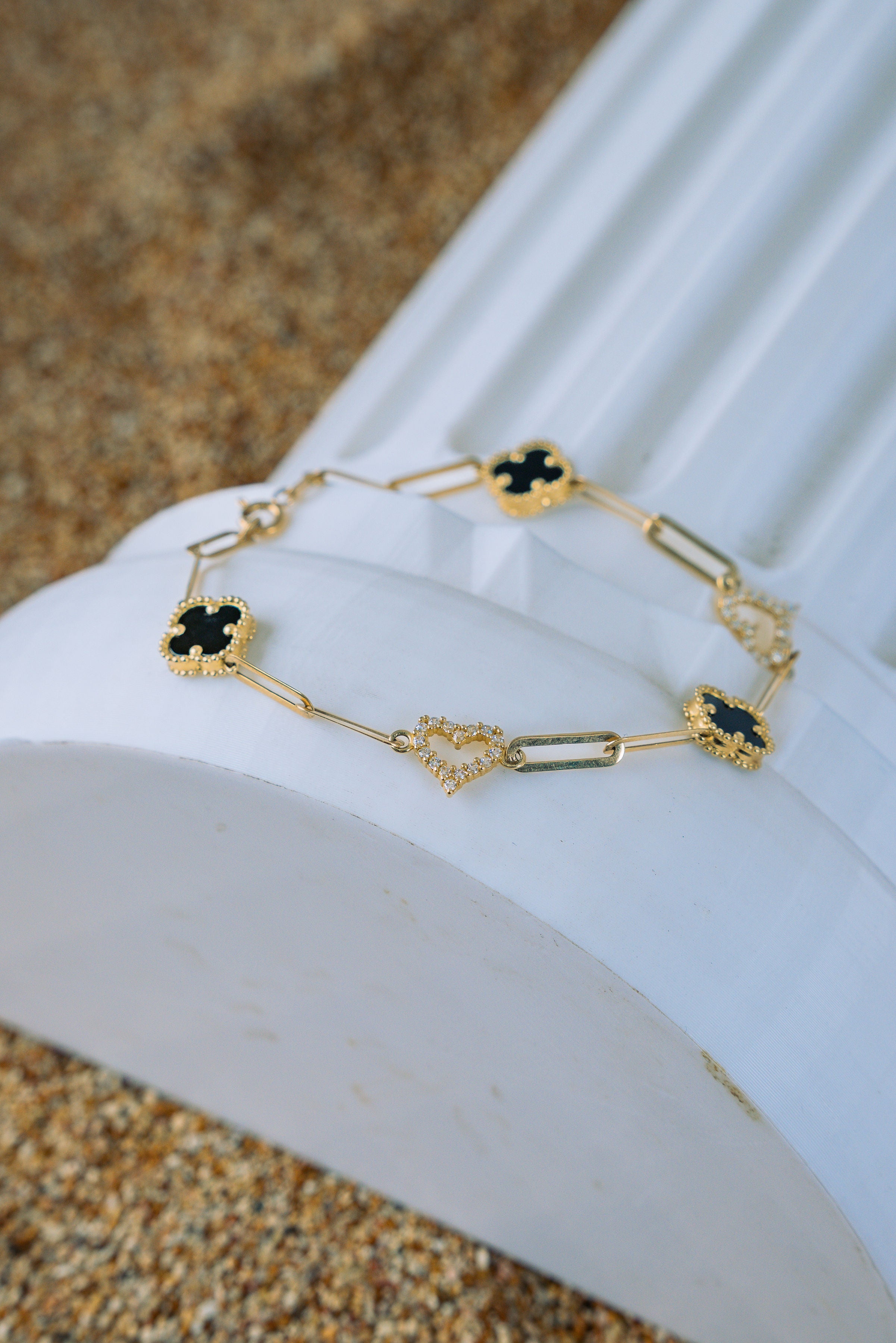 Pulsera treboles negros y corazones 10K
