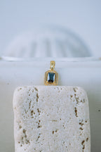 Dije piedra negra rectangular 10K