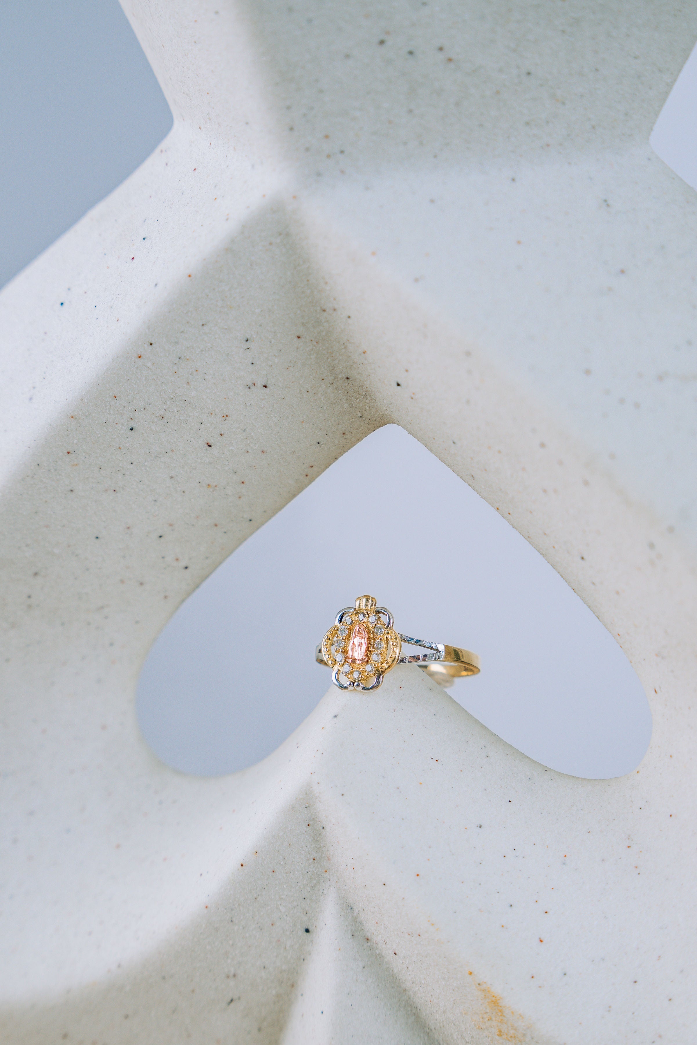 Anillo Virgen de Guadalupe flor 3 oros 10K