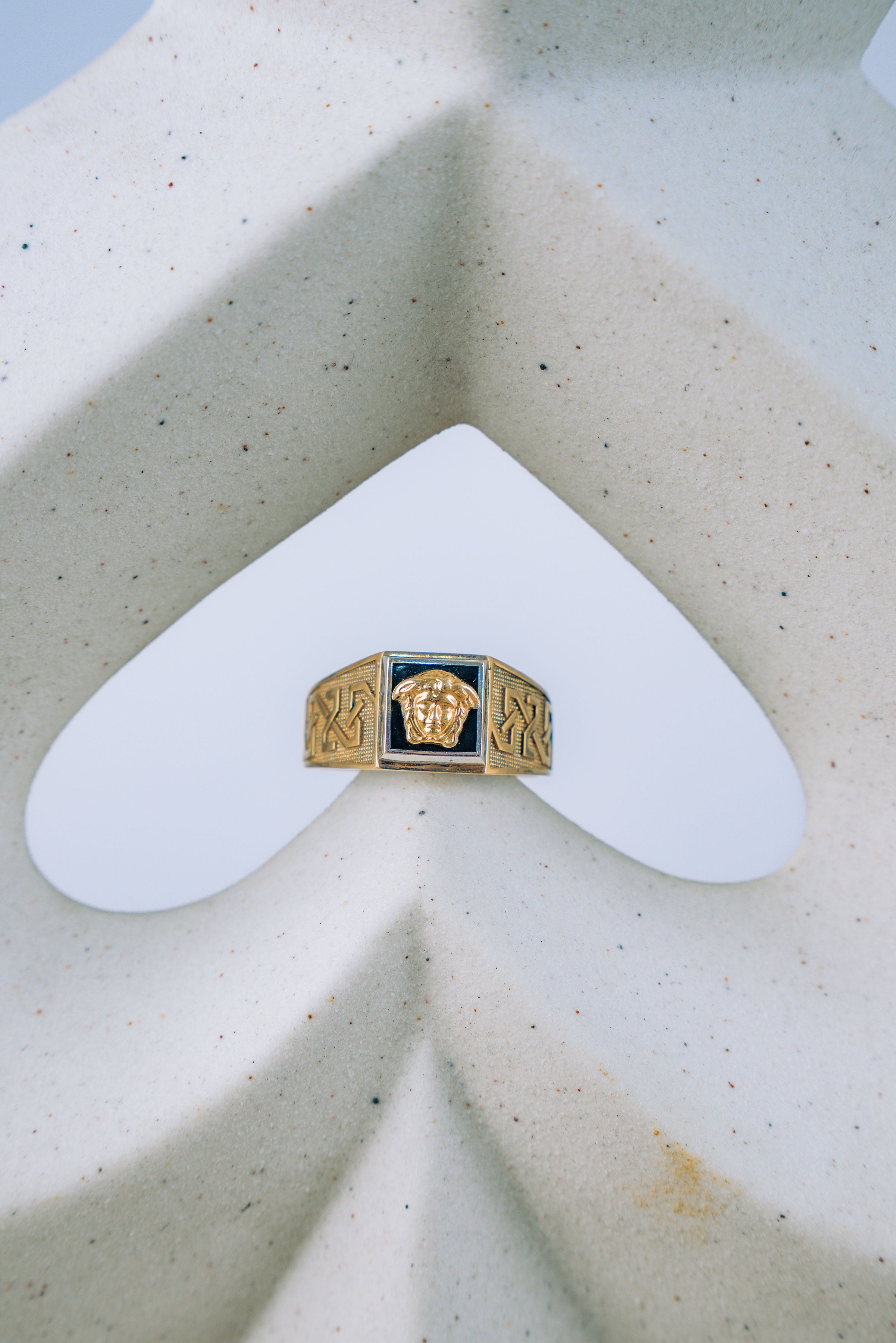 Anillo Versace cuadrado negro 10K