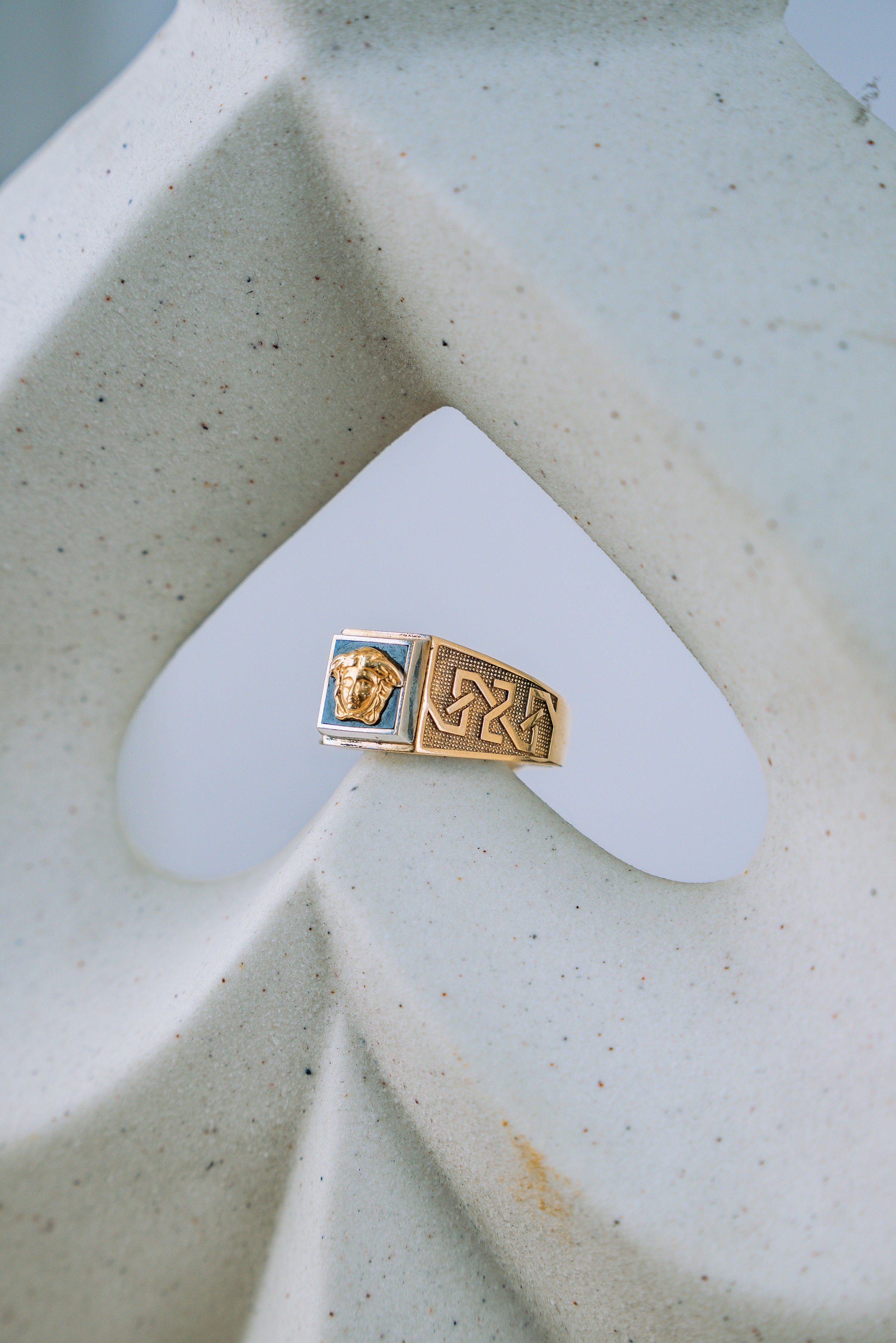 Anillo Versace cuadrado negro 10K