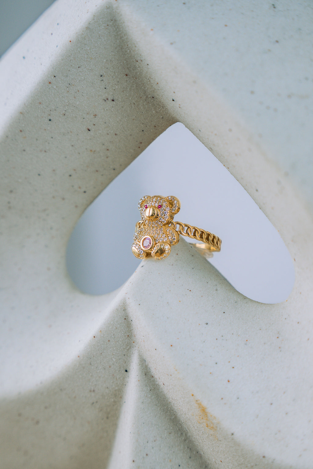 Anillo de oso piedra rosada 14K