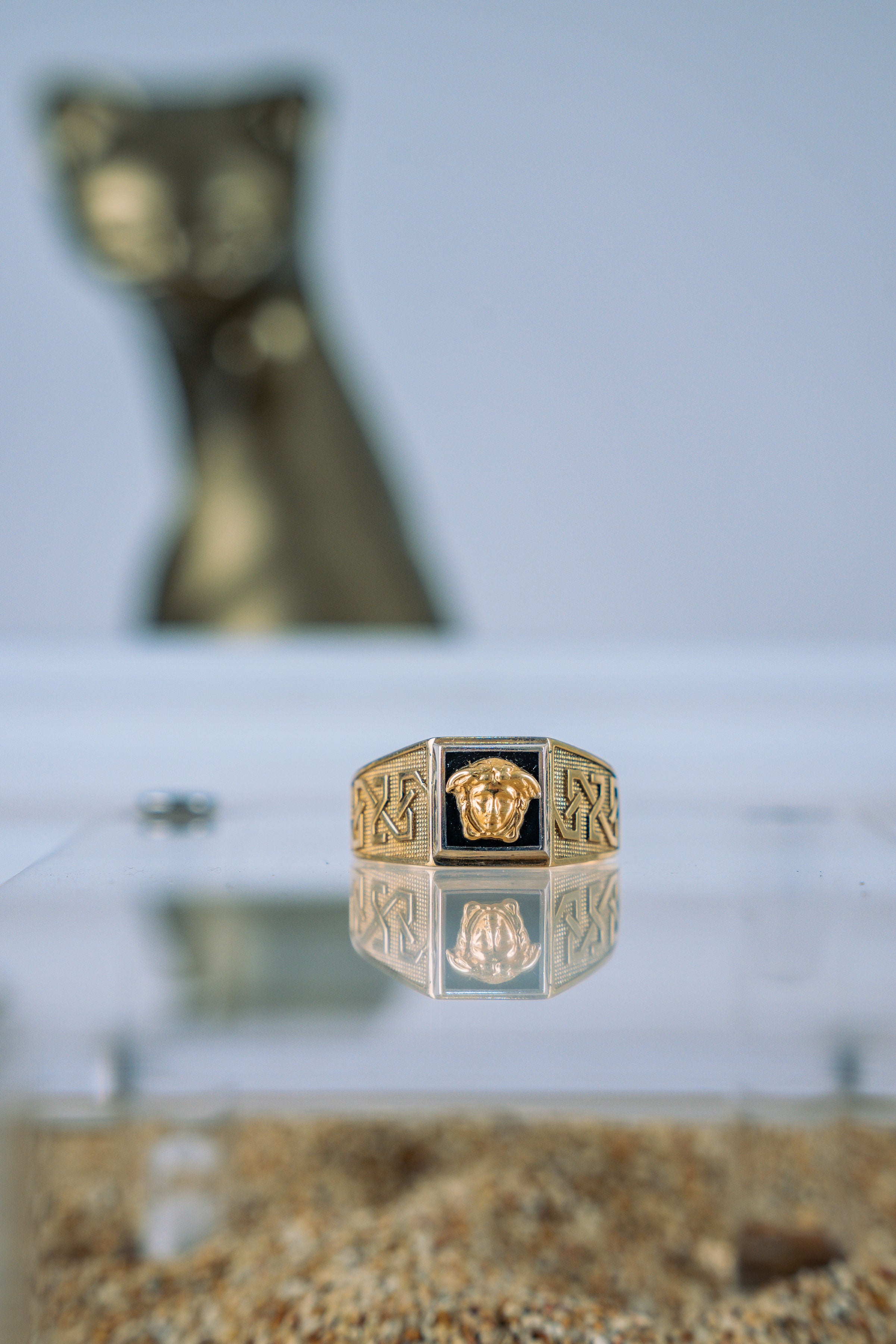 Anillo Versace cuadrado negro 10K