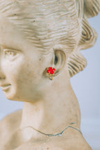 Aretes pequeños de trebol rojo 10K