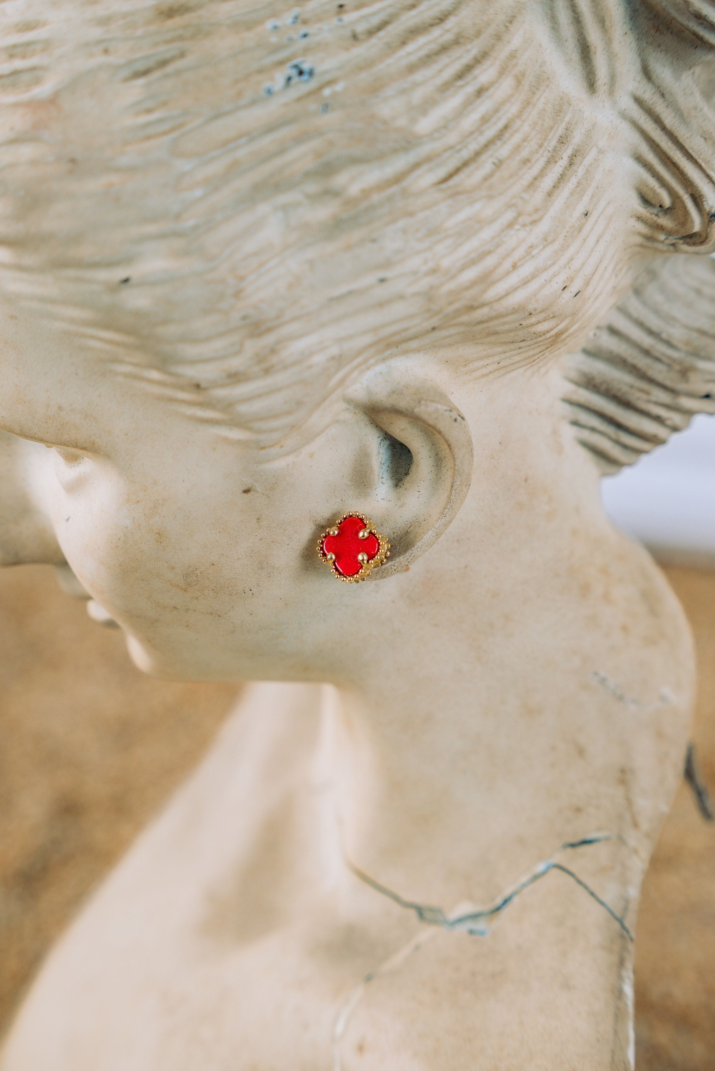 Aretes pequeños de trebol rojo 10K