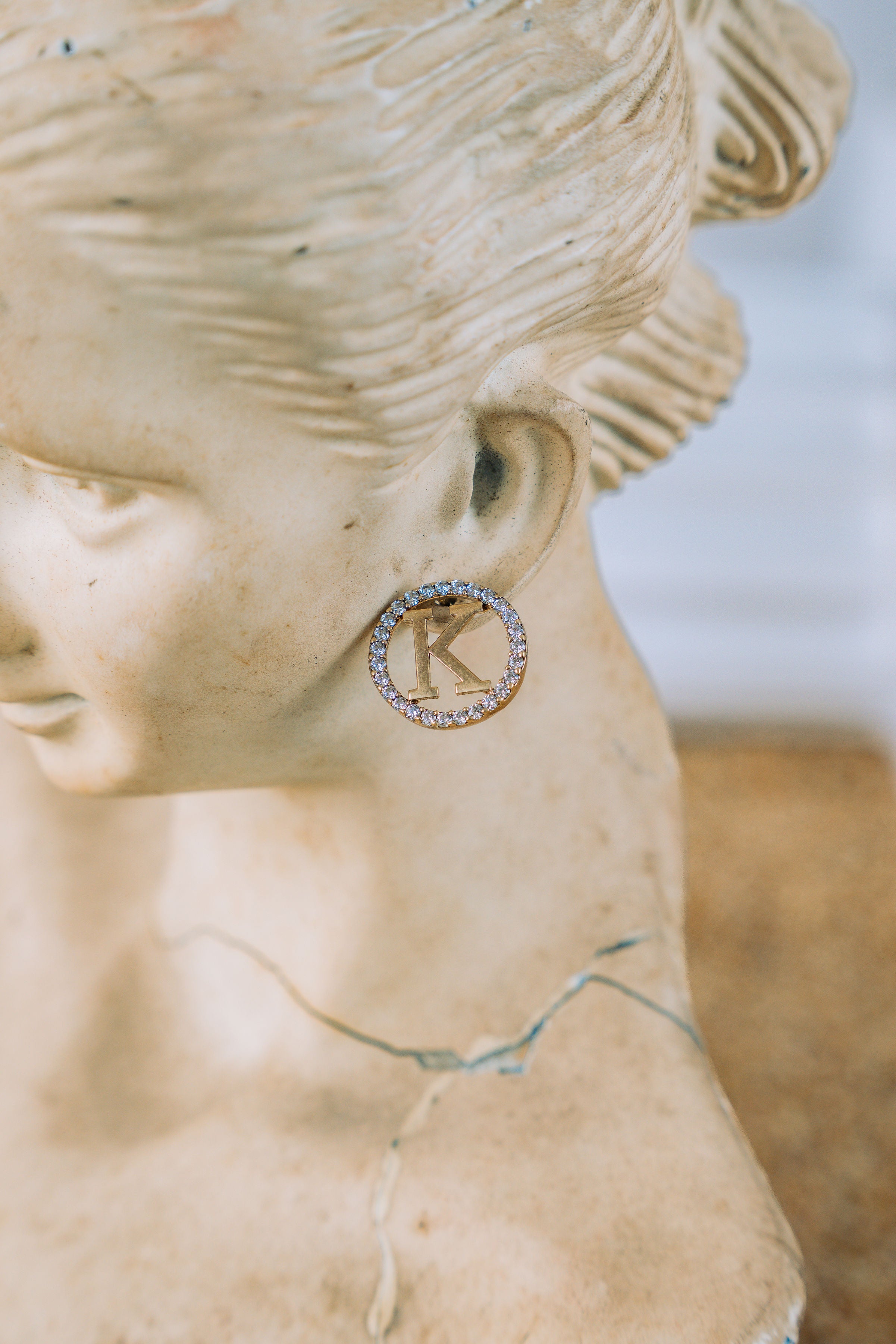 Aretes circulares con inicial K 10K