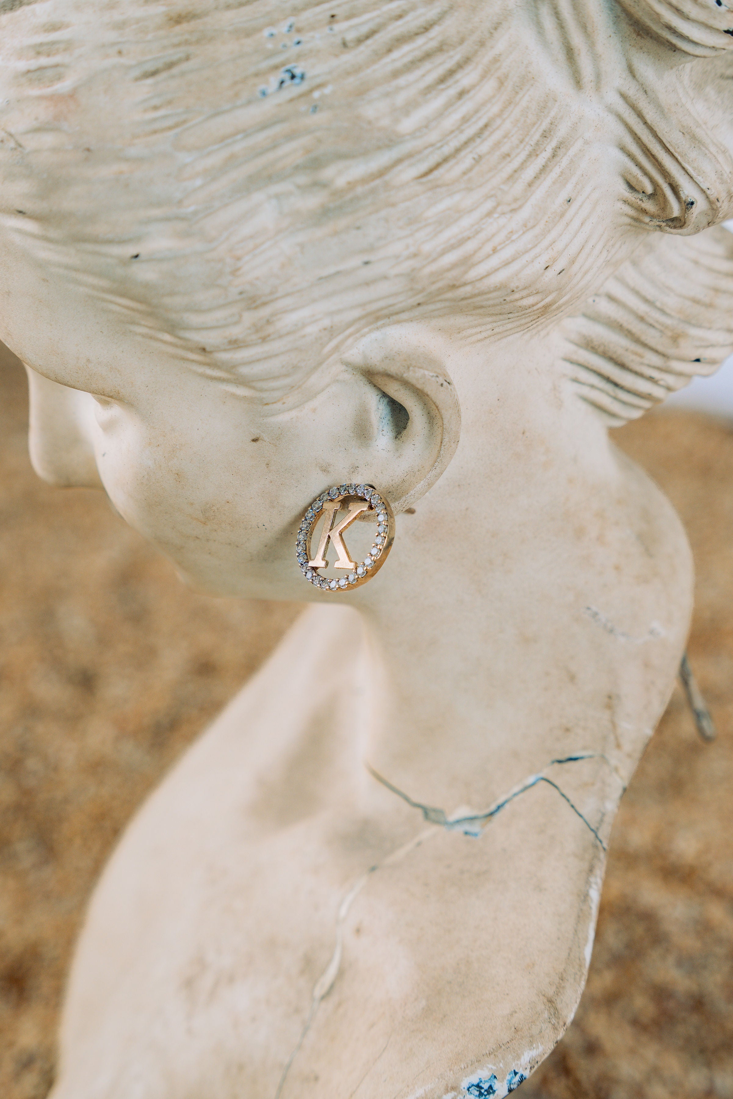 Aretes circulares con inicial K 10K