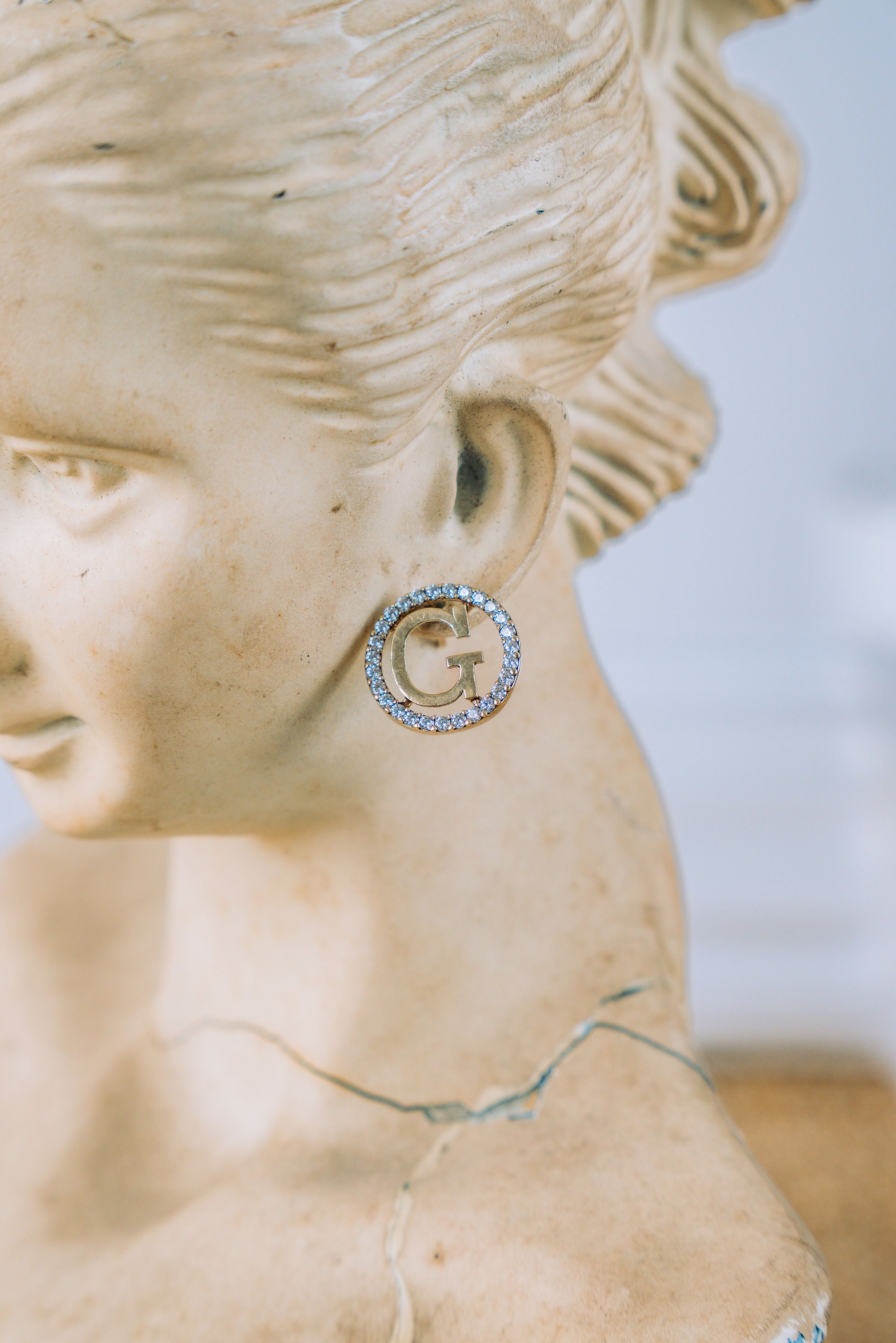 Aretes circulares con inicial G 10K