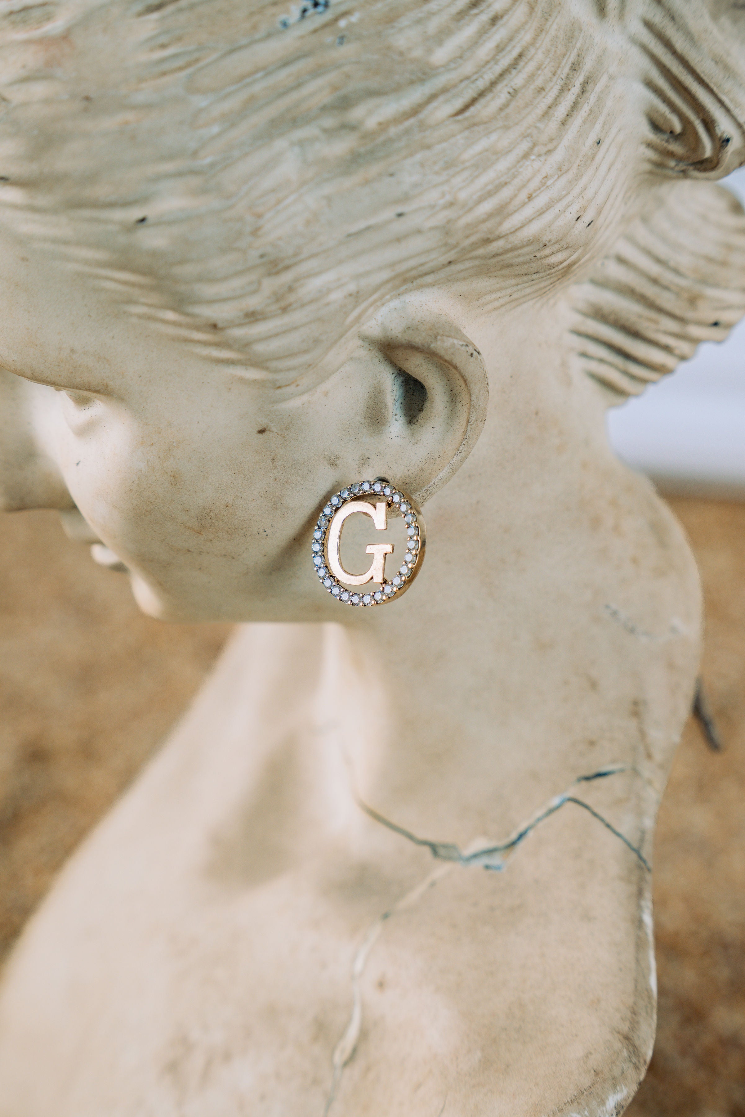 Aretes circulares con inicial G 10K