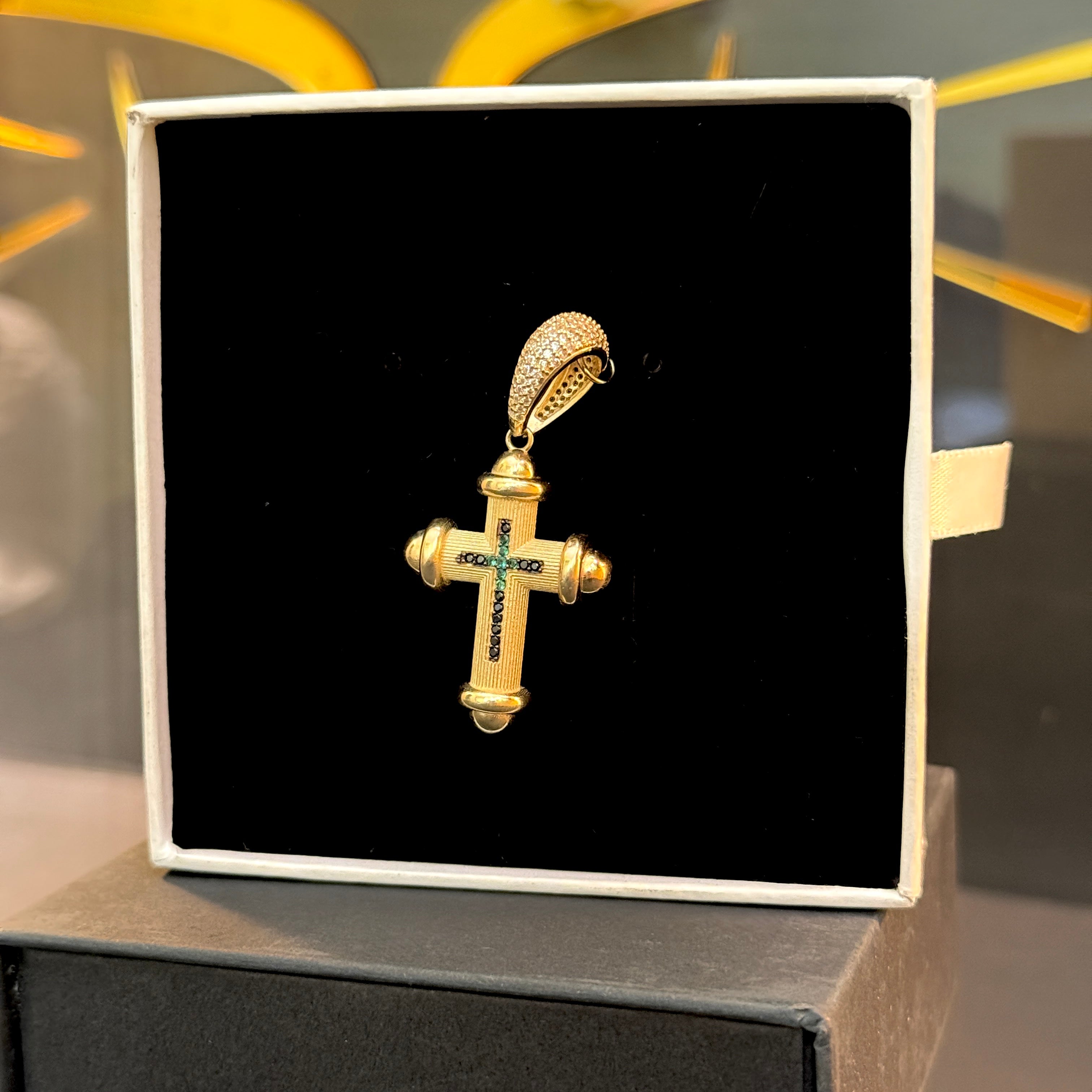 Dije de Cruz con piedras verdes en el centro 10K