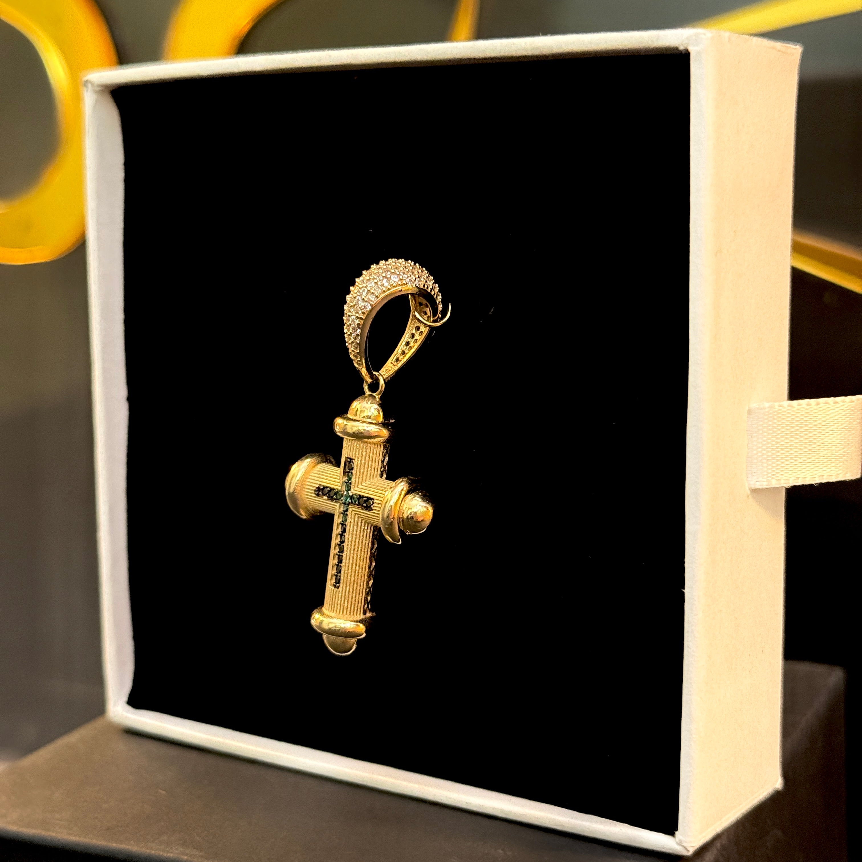 Dije de Cruz con piedras verdes en el centro 10K