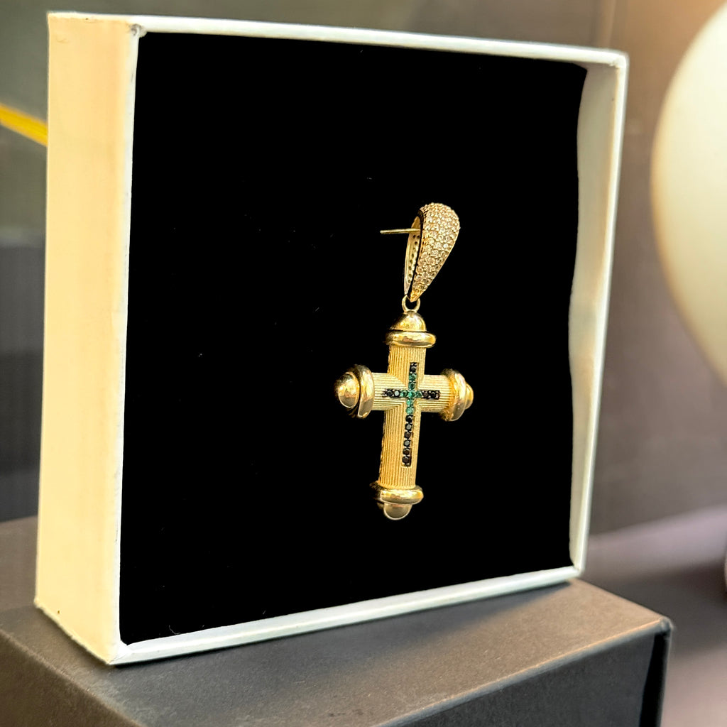 Dije de Cruz con piedras verdes en el centro 10K