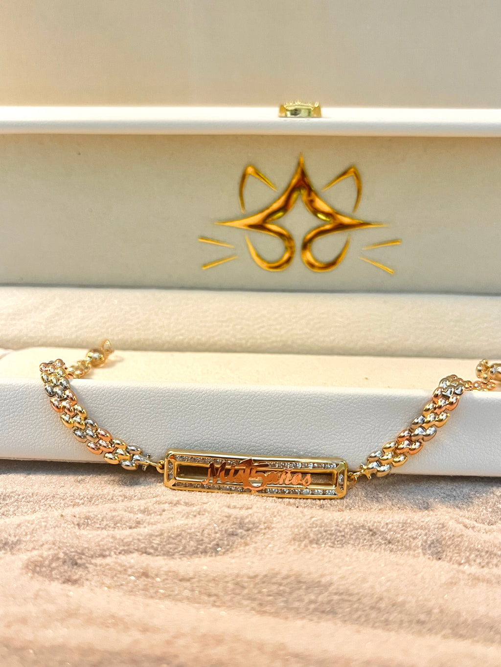 Pulsera 15 años con plaquita 3 oros 10K