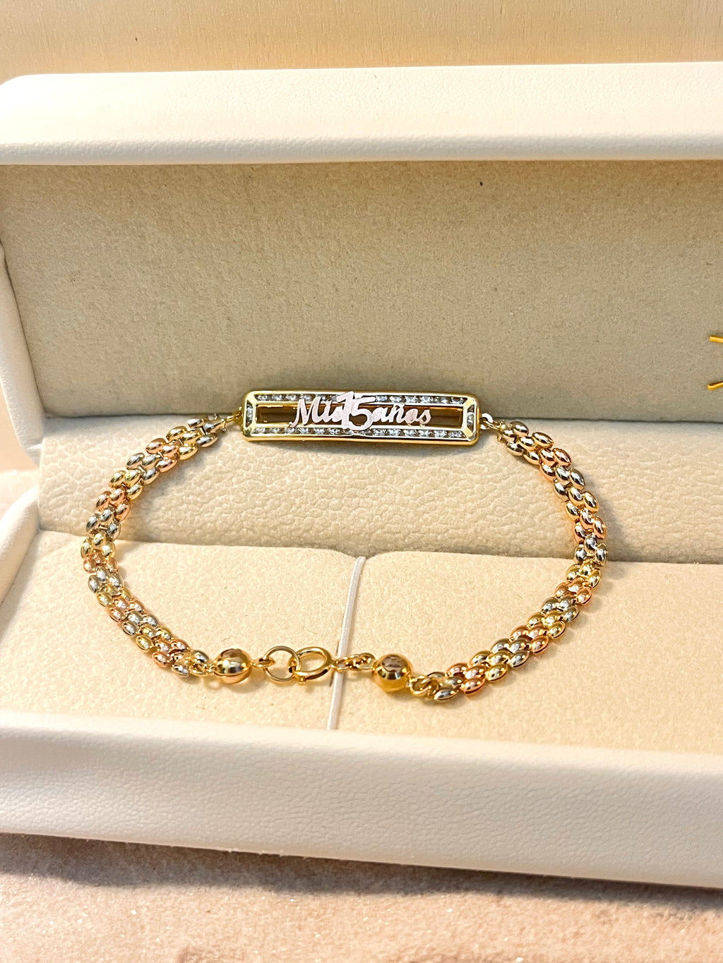 Pulsera 15 años con plaquita 3 oros 10K